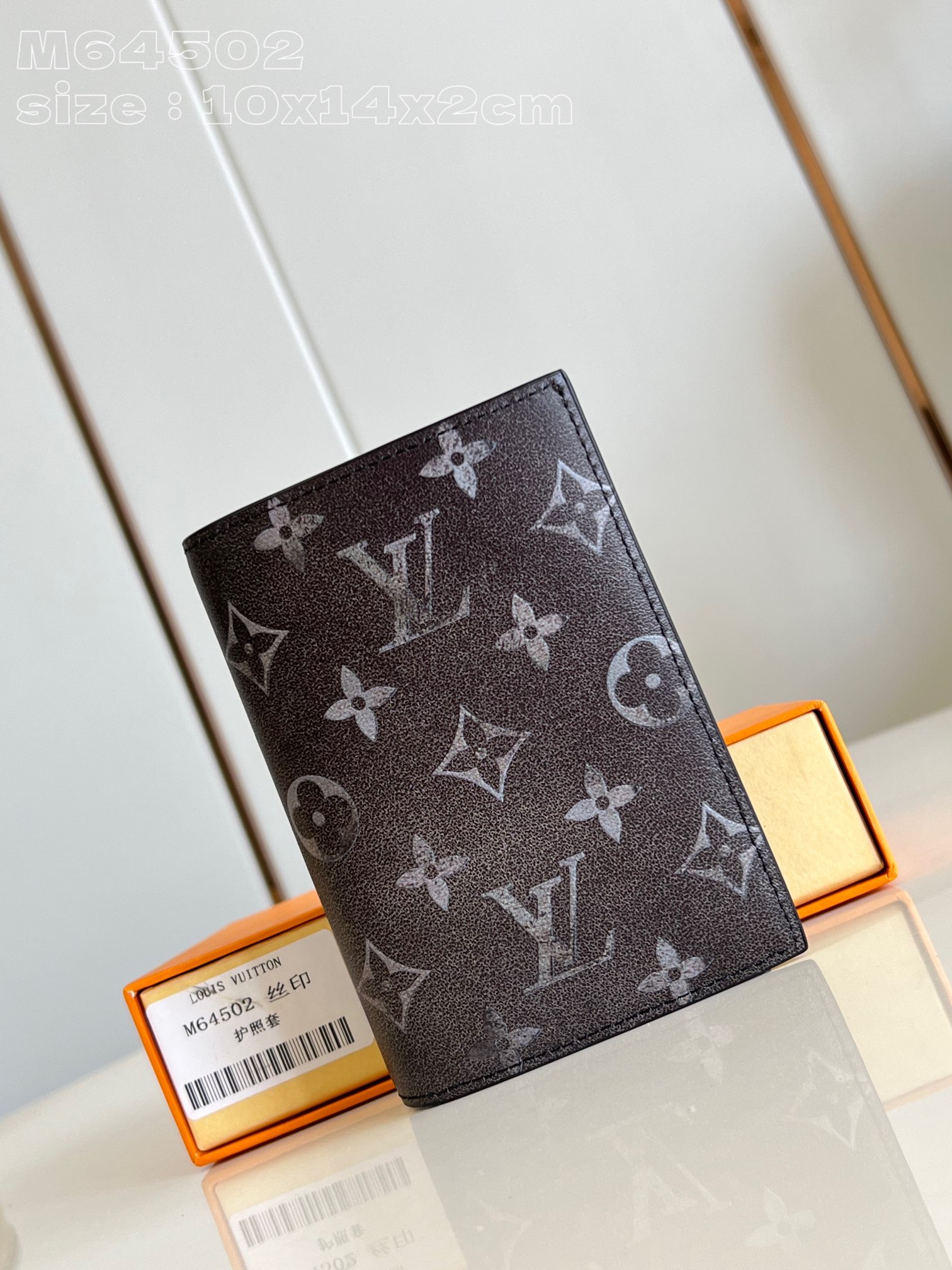 NO:402597,【Exclusive real photo M64502 silk screen】The favorite accessories for modern travelers, this canvas coated passport envelope is a combination of fashion and practicality. It is equipped with four credit card slots and two convenient pockets, and quick access to the passport. 10 x 14 x 2.5 cm (length x height x width) C.220, LV [original leather], louis vuitton19860909【独家实拍 M64502丝印】现代旅行者的心仪配饰,此款涂层帆布材质的护照封套是时尚感与实用性的结合.配有四个信用卡插槽与两个便利口袋,快捷取用护照.10 x 14 x 2.5 厘米(长度 x 高 x 宽) C.220,LV【原厂皮】,louis vuitton,Bag