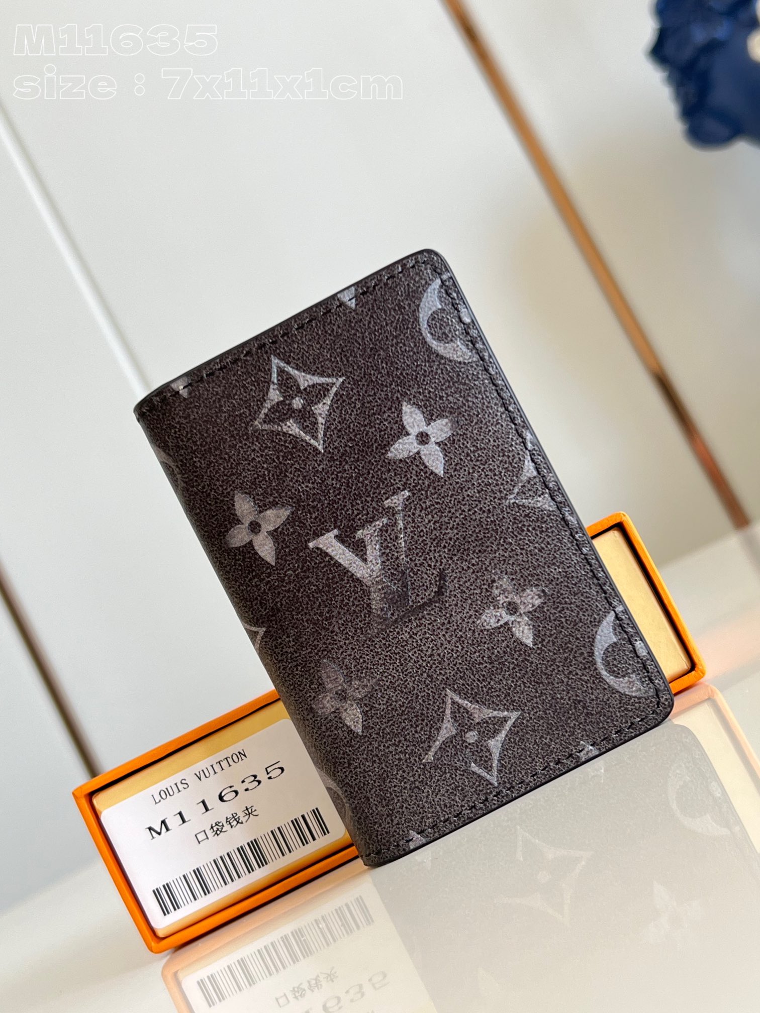 NO:402603,【Exclusive real photo M11635】This pocket wallet is made of Brushed Monogram leather, which presents a faded Monogram print and aging texture, greeting the leather saddle that denim has long used. It has card mezzanine, inner bag and back side outer bag. 7.5 x 11.1 x 1 cm (length x height x width) C.210, LV [original leather], louis vuitton19860909【独家实拍 M11635】本款口袋钱夹取材 Brushed Monogram 皮革,呈现褪色效果 Monogram 印花和做旧质感,致意牛仔长期使用的皮革马鞍.设有卡片夹层、内袋和后侧外袋.7.5 x 11.1 x 1厘米(长度 x 高 x 宽) C.210,LV【原厂皮】,louis vuitton,Bag