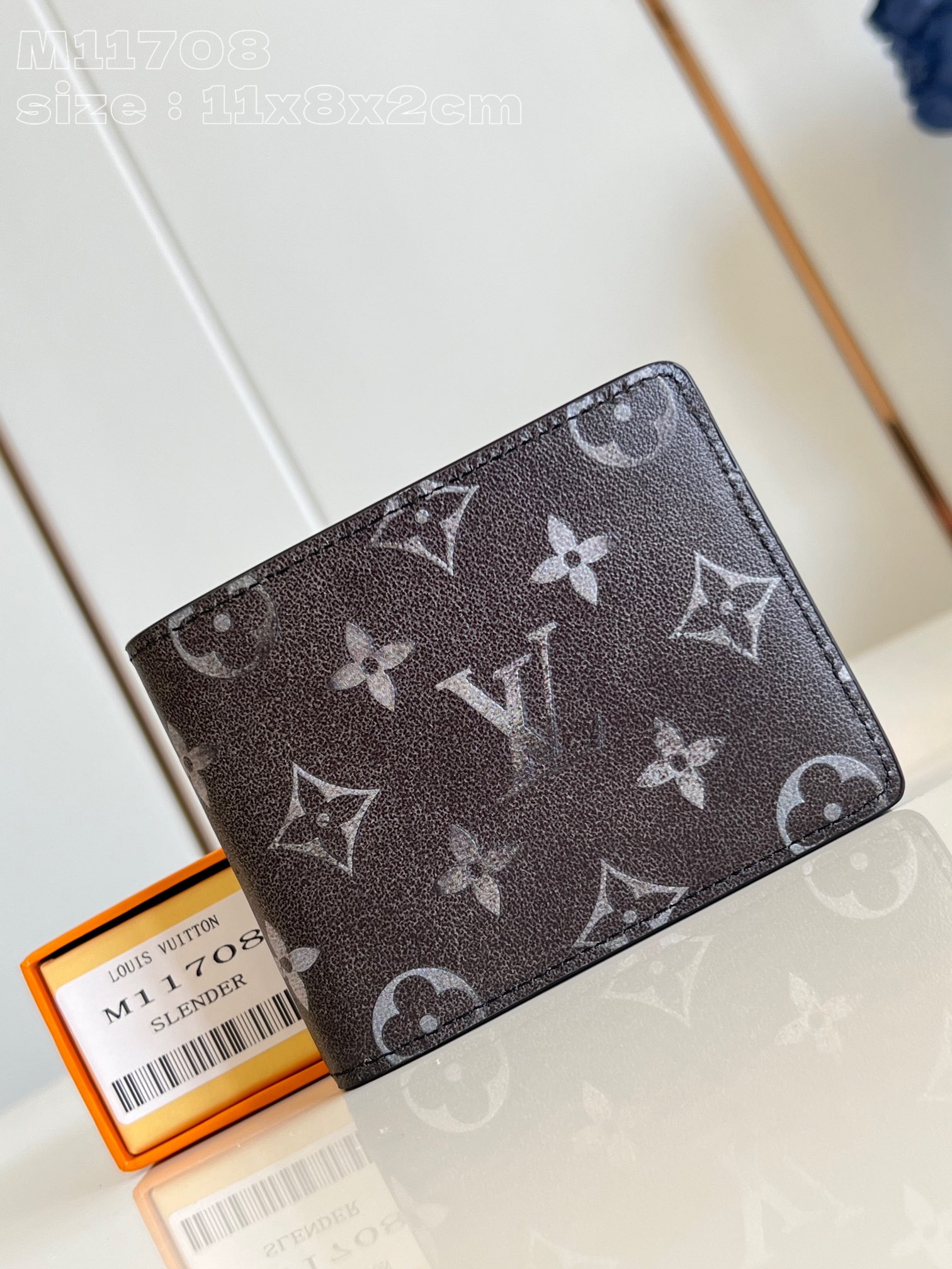 NO:402608,【Exclusive real photo M11708】This Slender wallet is made of Brushed Monogram cowhide leather, which releases a delicate atmosphere with an old texture. It has card mezzanine and banknote compartment, which can be easily placed in most pockets. 11 x 8.5 x 2 cm (length x height x width) C.220, LV [original leather], louis vuitton, cowhide19860909【独家实拍 M11708】本款 Slender 钱夹取材Brushed Monogram 牛皮革,以做旧质感释放考究气息.内设卡片夹层和钞票隔层,可轻松置于多数口袋.11 x 8.5 x 2厘米(长度 x 高 x 宽) C.220,LV【原厂皮】,louis vuitton,cowhide,Bag