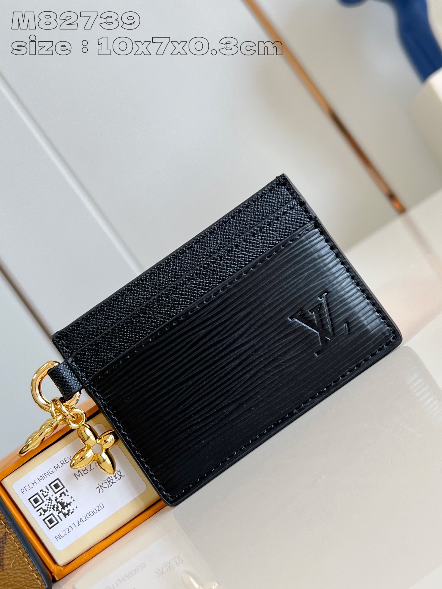 NO:402780,【Exclusive real photo M82739 water ripple】This LV Charms business card holder is made of Monogram coated canvas and cowhide, which is a great gift. The business card holder is decorated with two golden Monogram Blossom pendants, and the exquisite design is also equipped with five business card interlayers, two of which are placed on both sides and a larger compartment in the middle. 10.2 x 7.3 x 0.3 cm (length x height x width) C.220, LV [original leather], louis vuitton, cowhide19860909【独家实拍 M82739水波纹】這款LV Charms名片夾以Monogram塗層帆布及牛皮製造,是送禮佳品.名片夾綴有兩個金色Monogram Blossom吊飾,而精巧的設計亦配備五個名片夾層,其中兩個夾層置於兩側,並於中間備有一個更大的隔層.10.2 x 7.3 x 0.3厘米(長度 x 高度 x 闊度) C.220,LV【原厂皮】,louis vuitton,cowhide,Bag
