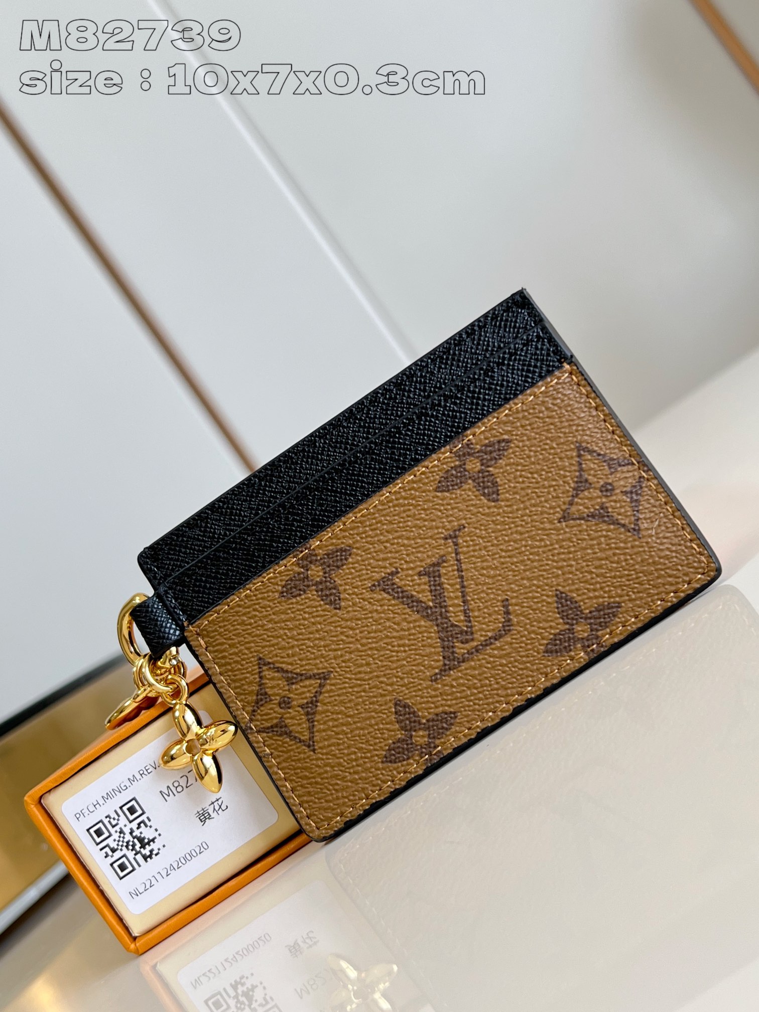 NO:402786,【Exclusive real photo M82739 yellow flower】 This LV Charms business card holder is made of Monogram coated canvas and cowhide, which is a great gift. The business card holder is decorated with two golden Monogram Blossom pendants, and the exquisite design is also equipped with five business card interlayers, two of which are placed on both sides and a larger compartment in the middle. 10.2 x 7.3 x 0.3 cm (length x height x width) C.200, LV [original leather], louis vuitton,cowhide19860909【独家实拍 M82739黄花】這款LV Charms名片夾以Monogram塗層帆布及牛皮製造,是送禮佳品.名片夾綴有兩個金色Monogram Blossom吊飾,而精巧的設計亦配備五個名片夾層,其中兩個夾層置於兩側,並於中間備有一個更大的隔層.10.2 x 7.3 x 0.3厘米(長度 x 高度 x 闊度) C.200,LV【原厂皮】,louis vuitton,cowhide,Bag