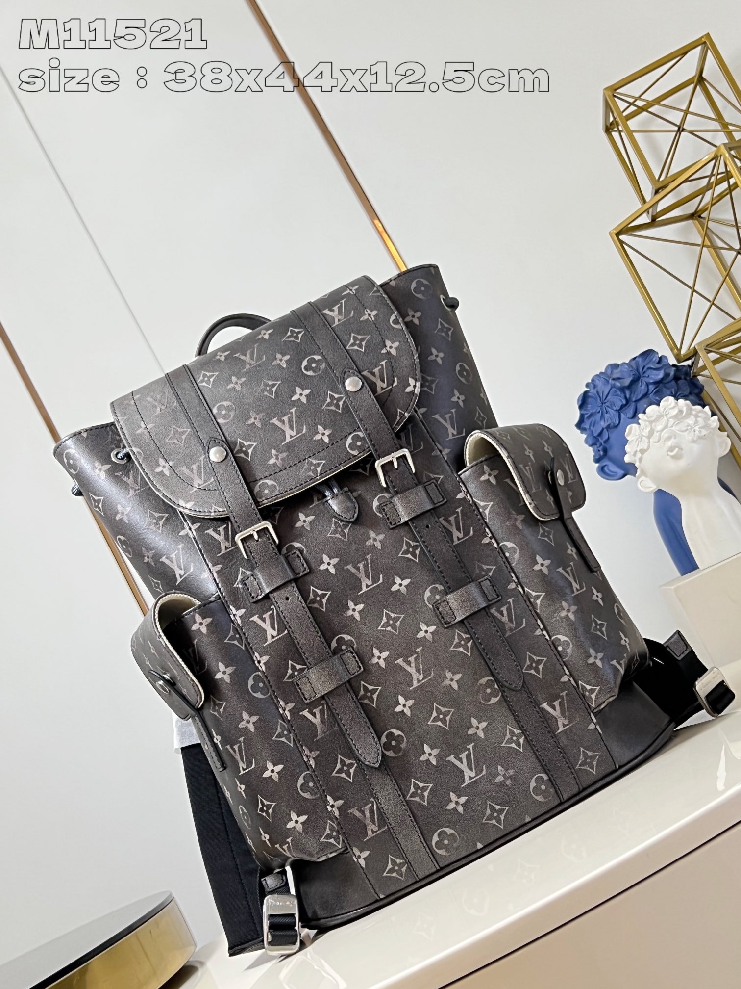 NO:402798,[Exclusive real photo M11521] This Christopher medium backpack comes from Pharrell Williams' autumn and winter fashion show with From Paris to Virginia. It has a faded Monogram cowhide leather pattern, which looks like a weathered leather saddle when a denim travels. The snaps and drawstrings are opened and closed to ensure safe storage. 38 x 44 x 12.5 cm (length x height x width) E.1200 [Warm reminder that this model is too big and does not match the packaging!  】,LV【Original Skin】,louis vuitton,cowhide19860909【独家实拍 M11521】本款 Christopher 中号双肩包出自 Pharrell Williams 以 From Paris to Virginia 为主题的 秋冬时装秀,以 Brushed Monogram 牛皮革呈现褪色 Monogram 图案,仿若牛仔远游时饱经风霜的皮革马鞍.按扣和抽绳开合确保稳妥收纳.38 x 44 x 12.5厘米 (长度 x 高 x 宽) E.1200【温馨提示此款太大,不配包装！】,LV【原厂皮】,louis vuitton,cowhide,Bag