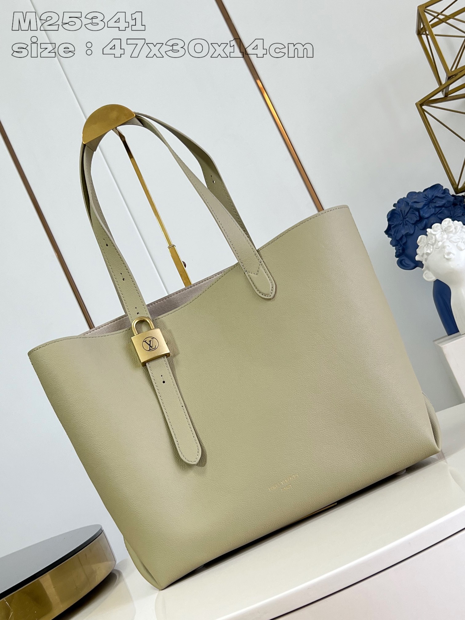 NO:402770,【Exclusive real photo M25341 light green】M25343 This Low Key Cabas medium-sized handbag is wrapped in soft grain cowhide leather, creating a gorgeous style. The brand's iconic padlock interprets the eclectic aesthetics and safety performance, and the adjustable handle enables the free switching between the handle and the length and the shoulder.47 x 30 x 14 cm (length x height x width) Q.1100,LV [original leather],louis vuitton,cowhide19860909【独家实拍 M25341浅绿】M25343 本款 Low Key Cabas 中号手袋以柔软粒面牛皮革包裹绒面皮革内衬,匠心打造华美格调.品牌标志性挂锁演绎优雅美学和安全性能的兼收并蓄,可调节手柄实现手提和长短肩背的随心切换.47 x 30 x 14厘米 (长度 x 高 x 宽) Q.1100,LV【原厂皮】,louis vuitton,cowhide,Bag