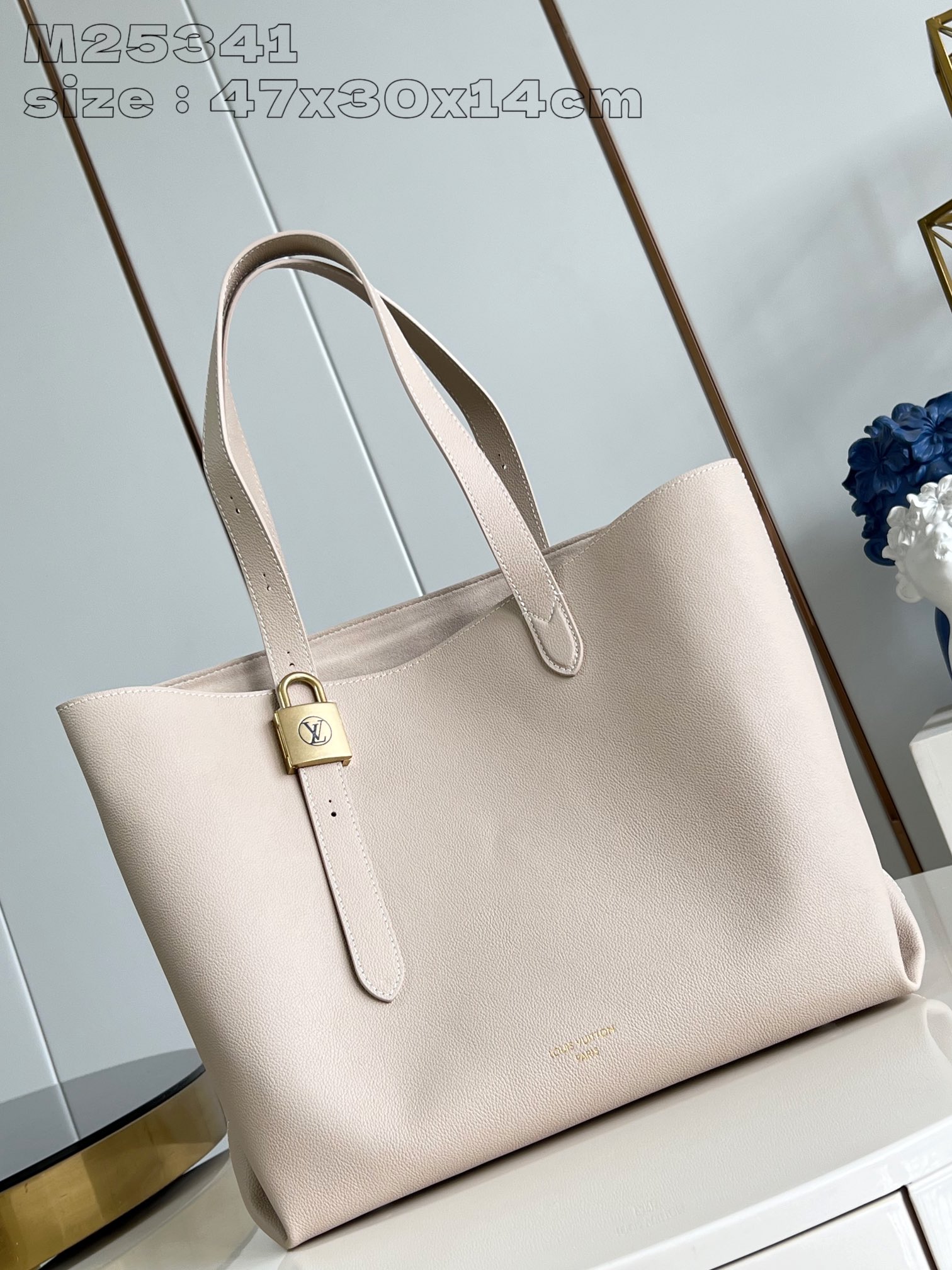 NO:402788,[Exclusive real photo M25341 gray] This Low Key Cabas medium-sized handbag is wrapped in soft grain cowhide leather, creating a gorgeous style. The brand's iconic padlock interprets the eclectic aesthetics and safety performance, and the adjustable handle enables the free switching between the handle and the length and the shoulder. 47 x 30 x 14 cm (length x height x width) Q.1100,LV [original leather],louis vuitton,cowhide19860909【独家实拍 M25341灰】 本款 Low Key Cabas 中号手袋以柔软粒面牛皮革包裹绒面皮革内衬,匠心打造华美格调.品牌标志性挂锁演绎优雅美学和安全性能的兼收并蓄,可调节手柄实现手提和长短肩背的随心切换.47 x 30 x 14厘米 (长度 x 高 x 宽) Q.1100,LV【原厂皮】,louis vuitton,cowhide,Bag