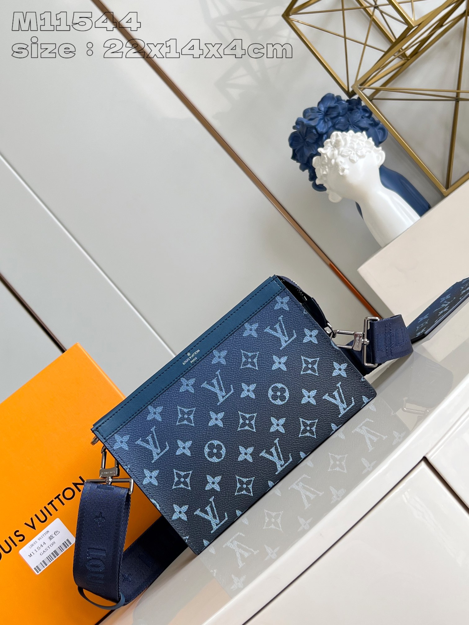 NO:402904,【Exclusive real photo M11544 blue】This Gaston mini handbag presents a scattered upward Monogram pattern with Monogram Gradient coated canvas, which covers daily needs with a compact configuration. The removable and adjustable shoulder strap is equipped with a D-ring, which hangs a removable zipper clip to easily achieve touch-free payment. 22 x 14.5 x 4.5 cm (length x height x width) C.,LV [original leather],louis vuitton19860909【独家实拍 M11544 蓝】本款 Gaston 迷你手袋以 Monogram Gradient 涂层帆布呈现向上渐散的 Monogram 图案,借紧凑构型囊括日常所需.可拆卸并调节的肩带配有 D 形环,后者悬挂可拆卸拉链卡夹,轻松实现免触支付.22 x 14.5 x 4.5厘米 (长度 x 高 x 宽) C.,LV【原厂皮】,louis vuitton,Bag