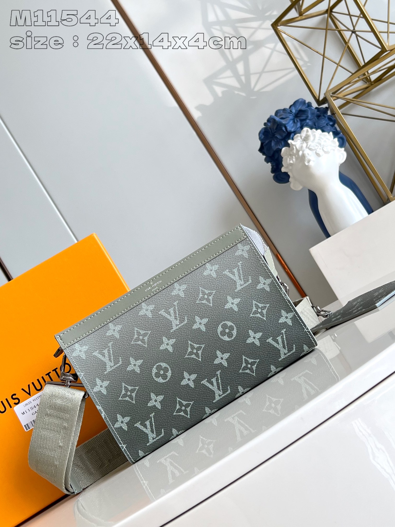 NO:402910,【Exclusive real photo M11544 green】This Gaston mini handbag presents a scattered upward Monogram pattern with Monogram Gradient coated canvas, which covers daily needs with a compact configuration. The removable and adjustable shoulder strap is equipped with a D-ring, which hangs a removable zipper clip to easily achieve touch-free payment. 22 x 14.5 x 4.5 cm (length x height x width) C.500, LV [original leather], louis vuitton19860909【独家实拍 M11544绿】本款 Gaston 迷你手袋以 Monogram Gradient 涂层帆布呈现向上渐散的 Monogram 图案,借紧凑构型囊括日常所需.可拆卸并调节的肩带配有 D 形环,后者悬挂可拆卸拉链卡夹,轻松实现免触支付.22 x 14.5 x 4.5厘米 (长度 x 高 x 宽) C.500,LV【原厂皮】,louis vuitton,Bag