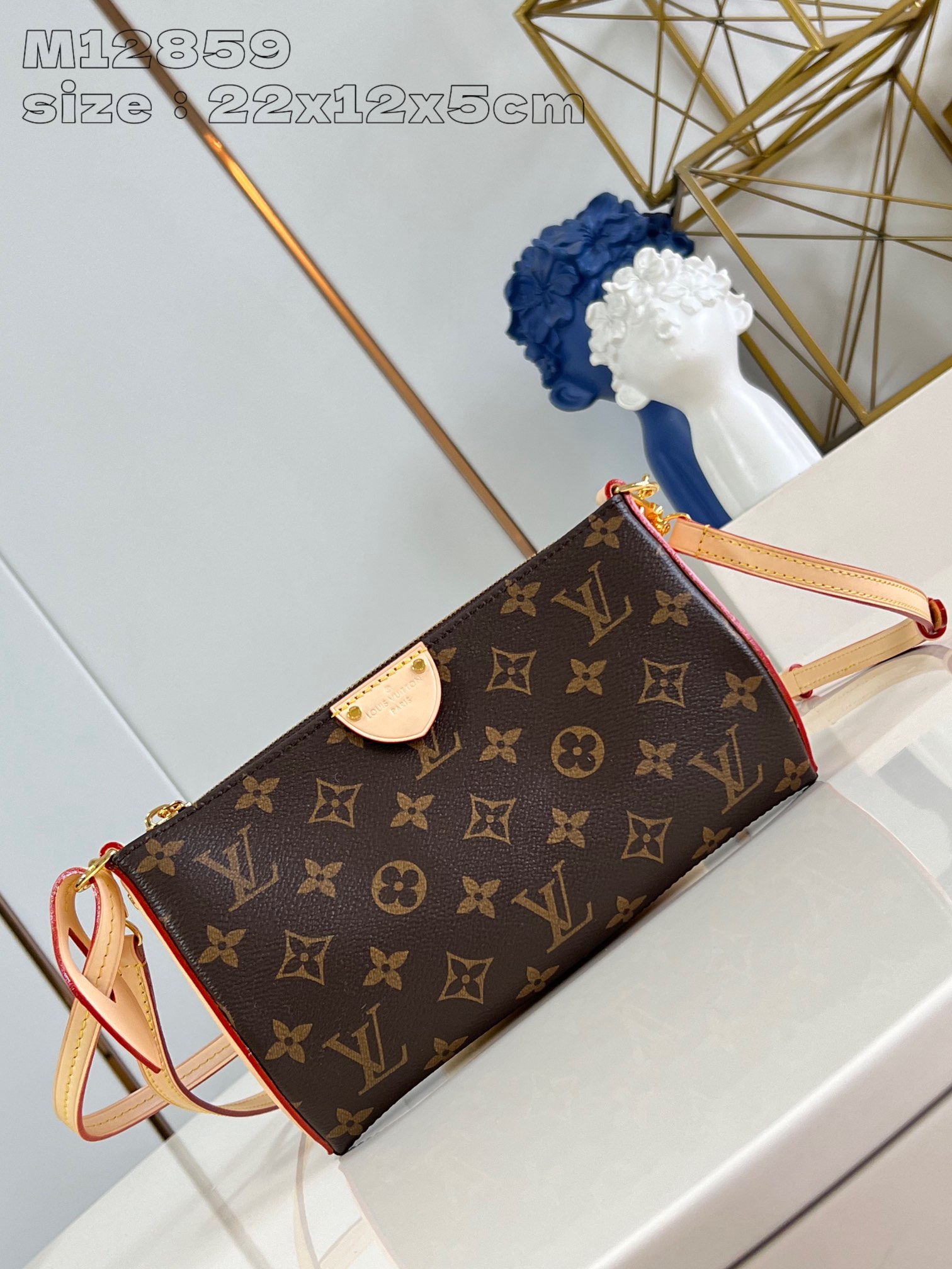 NO:402940,【Exclusive real shot M12859】This Pochette Tirette handbag is cut into a delicate and soft configuration with Monogram canvas, and is eye-catching onto the Louis Vuitton Spring and Summer Show. The side leather trim echoes the martened design of the brand's iconic zipper head. It is matched with a dazzling padlock and removable shoulder strap, and the shoulder crossbody is switched at will. 22 x 12 x 5.5 cm (length x height x width) Y.600, LV [original leather], louis vuitton, louis vuitton19860909【独家实拍 M12859】本款 Pochette Tirette 手袋以 Monogram 帆布裁出玲珑垂软构型,瞩目亮相路易威登 春夏秀场.侧面皮革饰边呼应品牌标志性拉链头的榄尖形设计.搭配耀目挂锁与可拆卸肩带,肩背斜挎随心切换.22 x 12 x 5.5厘米 (长度 x 高 x 宽) Y.600,LV【原厂皮】,louis vuitton,louis vuitton,Bag