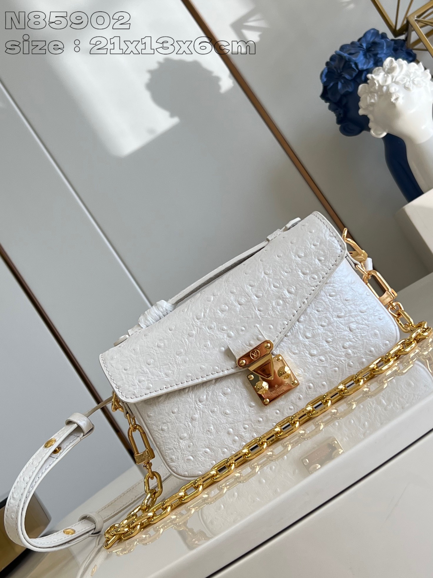 NO:402941,【Exclusive real photo N85902 white】Pochette Métis East West handbag is made of precious ostrich leather, which continues classic elements while also having modern details such as shoulder and back short chain. The abundant configuration is equipped with compartments, zippered inner bag and outer bag, which can easily store iPhone 13.size21.5x13.5x6cm (length x height x width) Y.800,LV [original leather],louis vuitton,ostrich skin19860909【独家实拍 N85902白】Pochette Métis East West 手袋采用珍贵的鸵鸟皮制成,延续经典元素的同时拥有肩背短链条等摩登细节.充裕构型设有隔层、拉链内袋和外袋,可轻松收纳 iPhone 13.size21.5x13.5x6cm (长度 x 高 x 宽) Y.800,LV【原厂皮】,louis vuitton,ostrich skin,Bag