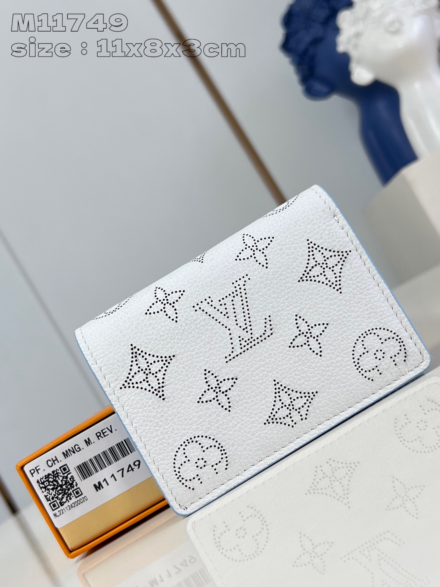 NO:402976,【Exclusive real photo M11749 white】This Cléa wallet is elegant and exquisitely designed, made of soft Mahina calf leather, and reinterprets Louis Vuitton's classic Monogram pattern with punched decoration. The wallet is small in size and can be placed in any Mahina bag. One side of the wallet is equipped with a zipper change compartment, six credit card mezzanine on the other side, and an open banknote compartment on the back. Size11x8.5x3.5cm C.320, LV [original leather], louis vuitton, louis vuitton, cowhide19860909【独家实拍 M11749白】這款Cléa錢包設計雅緻精巧,選用柔軟Mahina小牛皮製作,以打孔裝飾重新演繹路易威登經典的Monogram圖案.錢包尺寸小巧,可放於任何Mahina包款,錢包一側配以一個拉鏈零錢格,另一側備有六個信用卡夾層,背面則設有開放式紙幣隔層.size11x8.5x3.5cm C.320,LV【原厂皮】,louis vuitton,louis vuitton,cowhide,Bag