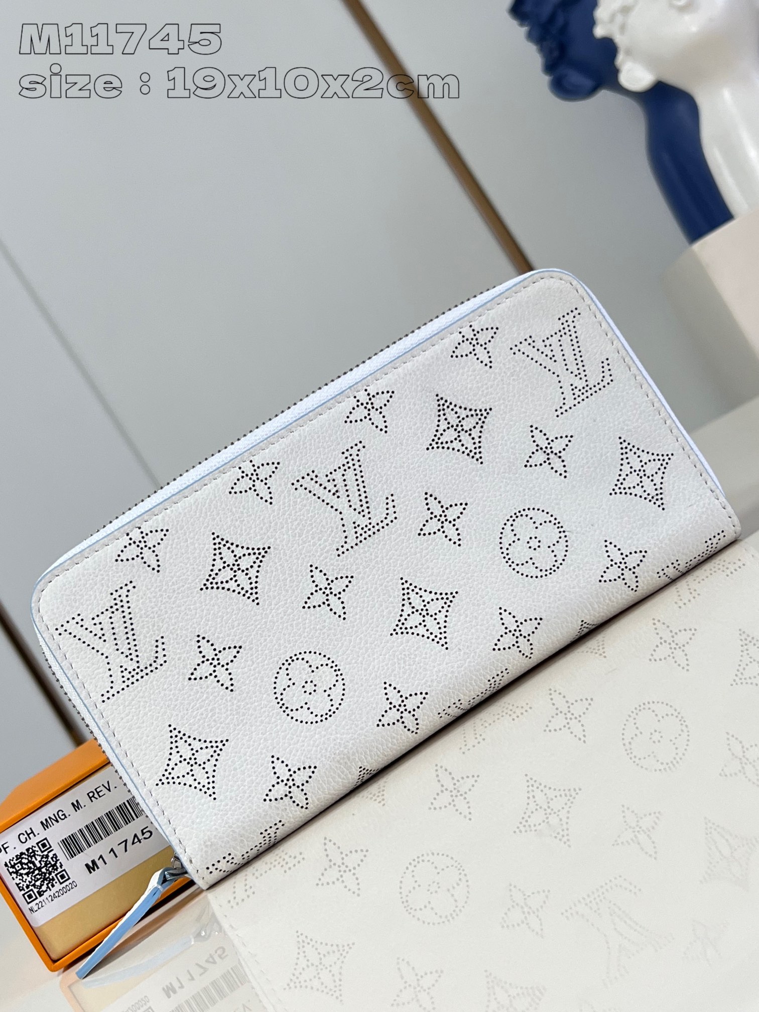 NO:402990,【Exclusive real photo M11745 white】This zippy wallet is made of soft Mahina calf leather and is decorated with a unique Monogram hollow carved pattern. The wallet is equipped with a secure full zipper design, and the well-organized inner space is equipped with multiple pockets, compartments and business card mezzanines. In addition, the wallet can also be carried as a clutch. 19.5 x 10.5 x 2.5 cm (length x height x width) C.360, LV [original leather], louis vuitton, handbag, cowhide19860909【独家实拍 M11745白】這款zippy錢包以柔軟的Mahina小牛皮製造,並綴有別緻的Monogram鏤空雕花圖案.錢包配備穩妥的全拉鏈設計,井井有條的內層間隔備有多個口袋、隔層和名片夾層,此外錢包亦可用作手拿包攜帶.19.5 x 10.5 x 2.5厘米(長度 x 高度 x 闊度) C.360,LV【原厂皮】,louis vuitton,handbag,cowhide,Bag