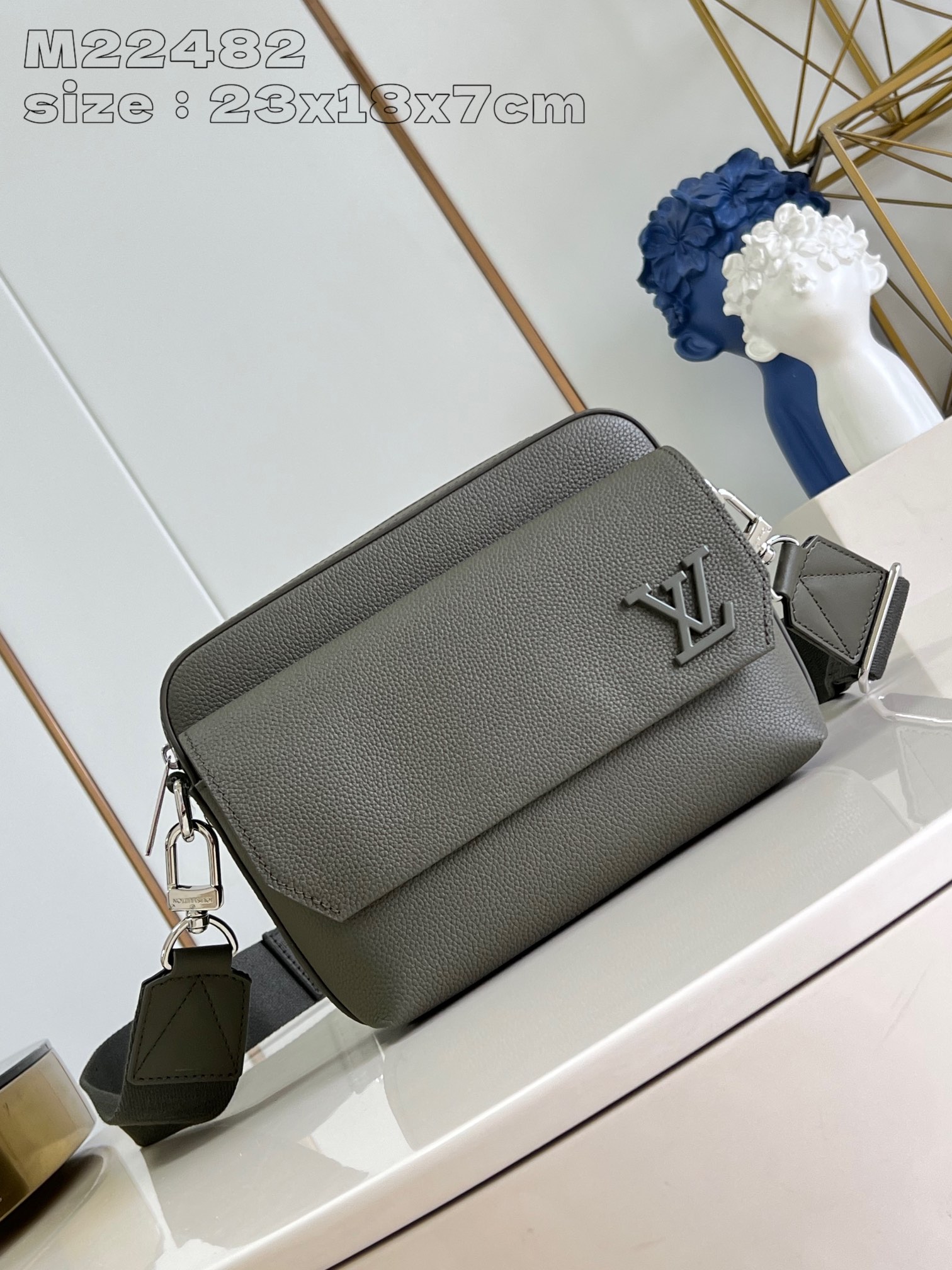 NO:402972,【Exclusive real photo M22482 gray and green】M11626 This Fastline postman bag is made of soft cowhide leather, which combines trendy and functional considerations. The close-fitting configuration can accommodate mobile phones, small wallets, notepads and headphones, and the front pocket is convenient for picking up and holding items. The Louis Vuitton logo strap can be detached or adjusted, enabling the selection of shoulder and crossbody. Size23.5x18x7cm (length x height x width) E.750, LV [original leather], louis vuitton, louis vuitton, cowhide19860909【独家实拍 M22482灰绿】M11626 本款 Fastline 邮差包取材柔软牛皮革,兼备潮流风尚与功能考量.贴身构型可容纳手机、小号钱夹、记事本和耳机,前袋方便取放随行物品.路易威登标识肩带可拆卸或调节,实现肩背和斜挎选择.size23.5x18x7cm (长度 x 高 x 宽) E.750,LV【原厂皮】,louis vuitton,louis vuitton,cowhide,Bag