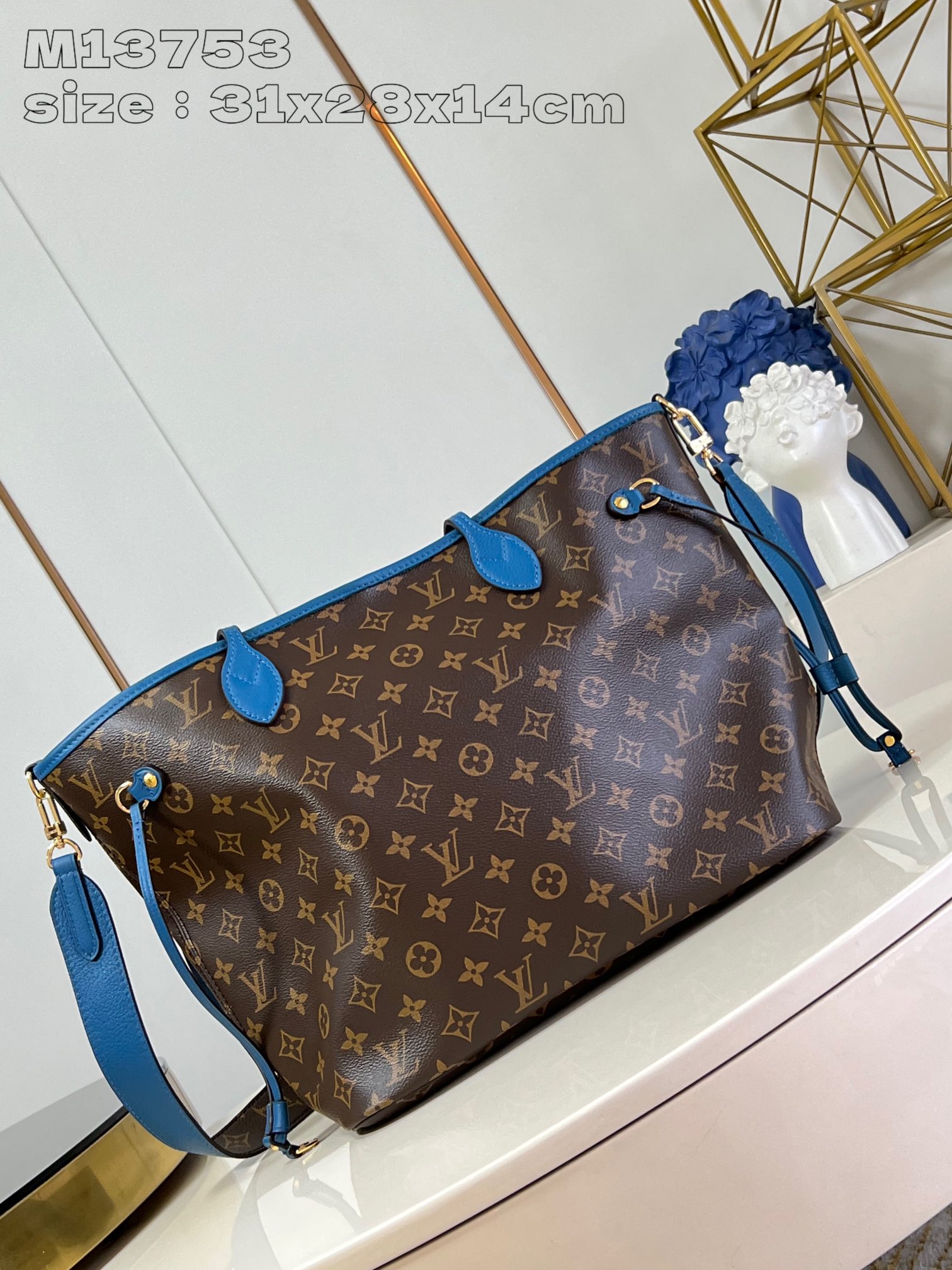 NO:402977,【Exclusive real photo M13753 blue】This model can be used on both sides. Neverfull medium tote bag is soft Monogram canvas outlined cowhide, and is integrated into colorful fabric lining in a spacious configuration. The straps on both sides can show a different style regardless of whether they are tied or stretched. The slender handle is convenient for shoulder or elbow shoulders, and the removable zipper bag can be used as a clutch or pocket. 31 x 28 x 14 cm (length x height x width) SS.700, LV [original leather], louis vuitton,totes,handbag,cowhide19860909【独家实拍 M13753蓝】本款 双面可用 Neverfull 中号托特包为柔软 Monogram 帆布勾勒牛皮革饰边,于宽敞构型融入缤纷织物内衬.两侧饰带无论束紧或舒展,均可展现别样风采.纤细手柄方便肩背或肘挎,可拆卸拉链袋可用作手拿包或口袋.31 x 28 x 14厘米 (长度 x 高 x 宽) SS.700,LV【原厂皮】,louis vuitton,totes,handbag,cowhide,Bag
