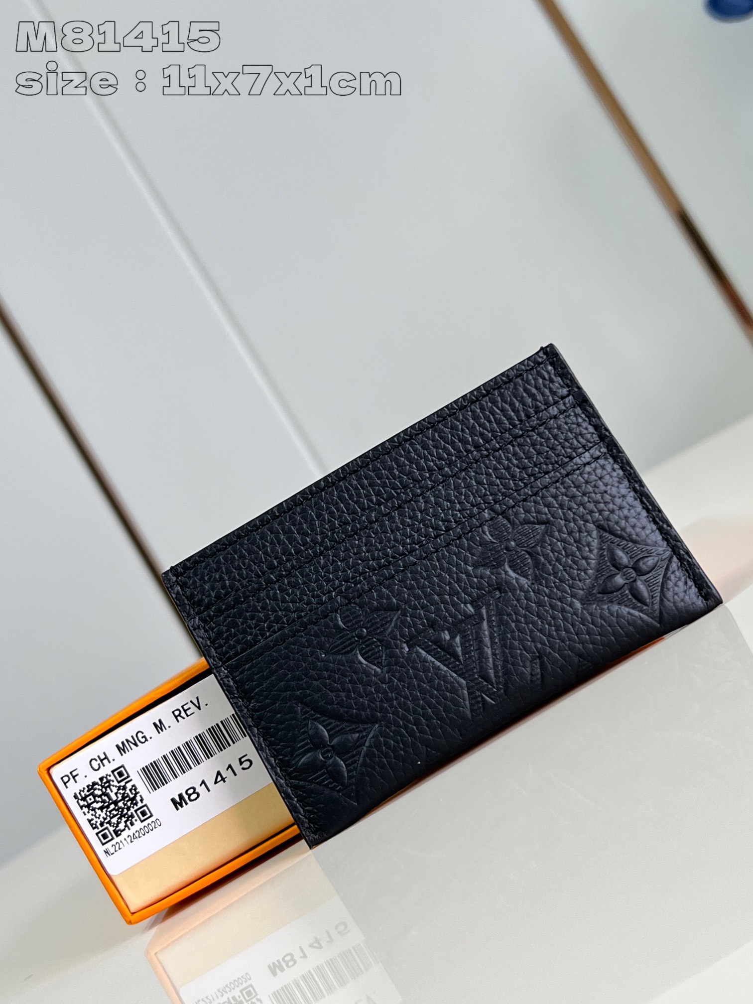 NO:402995,[Exclusive real photo M81415 embossed] This Double card clip releases the elegant charm of Monogram Shadow leather. The delicate cowhide is imprinted with classic Monogram pattern, exquisite configuration with card mezzanine and central compartment, which can be easily filled into pockets or handbags, making it a great gift for Monogram enthusiasts. 11 x 7 x 1.5 cm (length x height x width) C.180,LV [original leather],louis vuitton,cowhide19860909【独家实拍 M81415压花】本款 Double 卡夹释放 Monogram Shadow 皮革的典雅魅力.细腻牛皮革压印经典 Monogram 图案,玲珑构型设有卡片夹层和中央隔层,可轻松收入口袋或手袋,成就 Monogram 爱好者的赠礼佳选.11 x 7 x 1.5 厘米(长度 x 高 x 宽) C.180,LV【原厂皮】,louis vuitton,cowhide,Bag