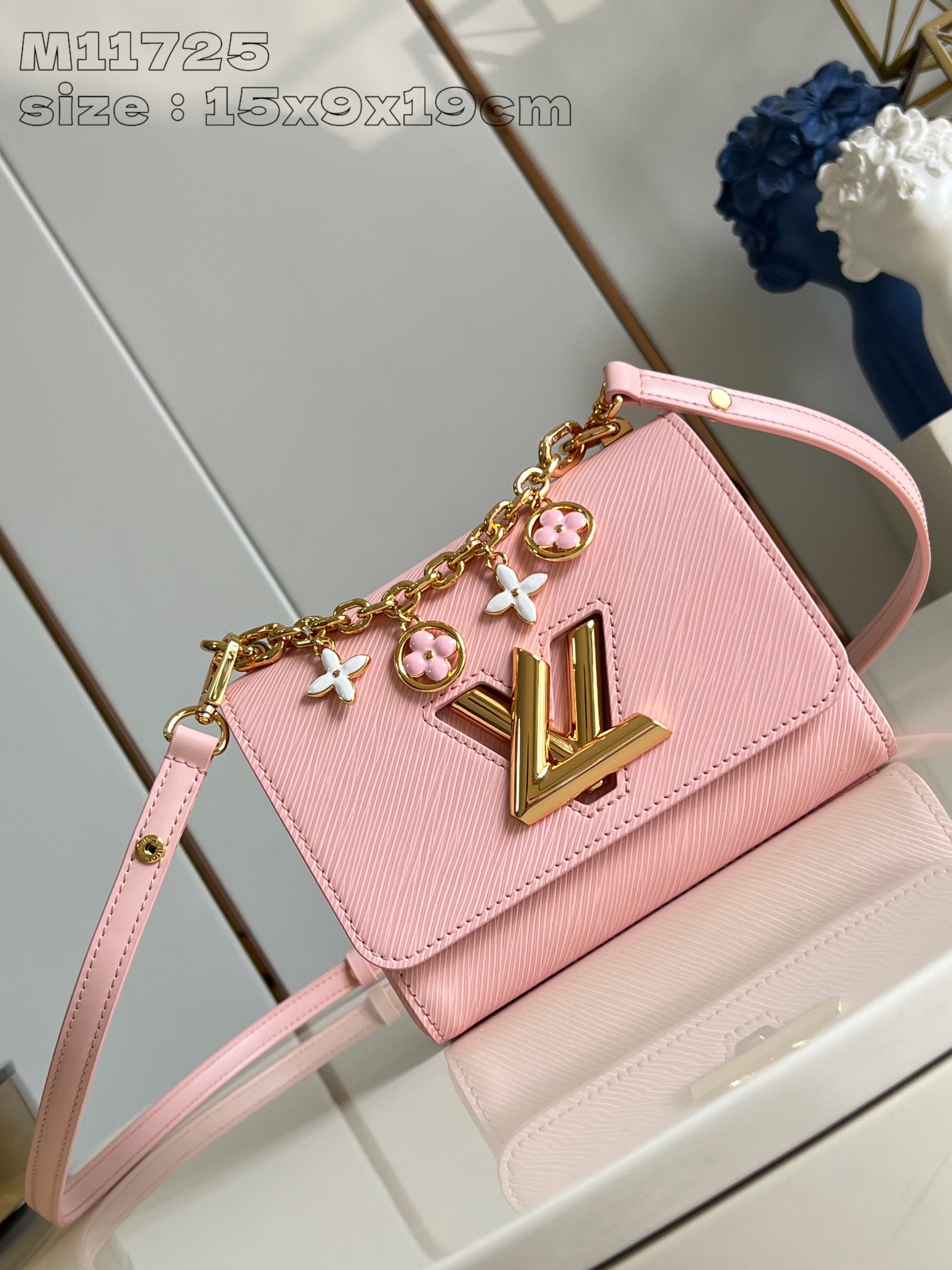 NO:403003,【Exclusive real photo M11725 powder】This Twist small handbag is Epi grained leather with smooth cowhide, blending enamel and metal Monogram flowers into a detachable decorative chain. The removable and adjustable shoulder straps enable shoulder and crossbody selection. 15 x 9 x 19 cm (height x width x length) SD.880,LV [original leather],louis vuitton,cowhide19860909【独家实拍 M11725粉】本款 Twist 小号手袋为 Epi 粒面皮革搭配光滑牛皮革饰边,将珐琅和金属 Monogram 花卉融入可拆卸装饰链条.可拆卸并调节的肩带实现肩背和斜挎选择.15 x 9 x 19厘米 (高 x 宽 x 长度) SD.880,LV【原厂皮】,louis vuitton,cowhide,Bag