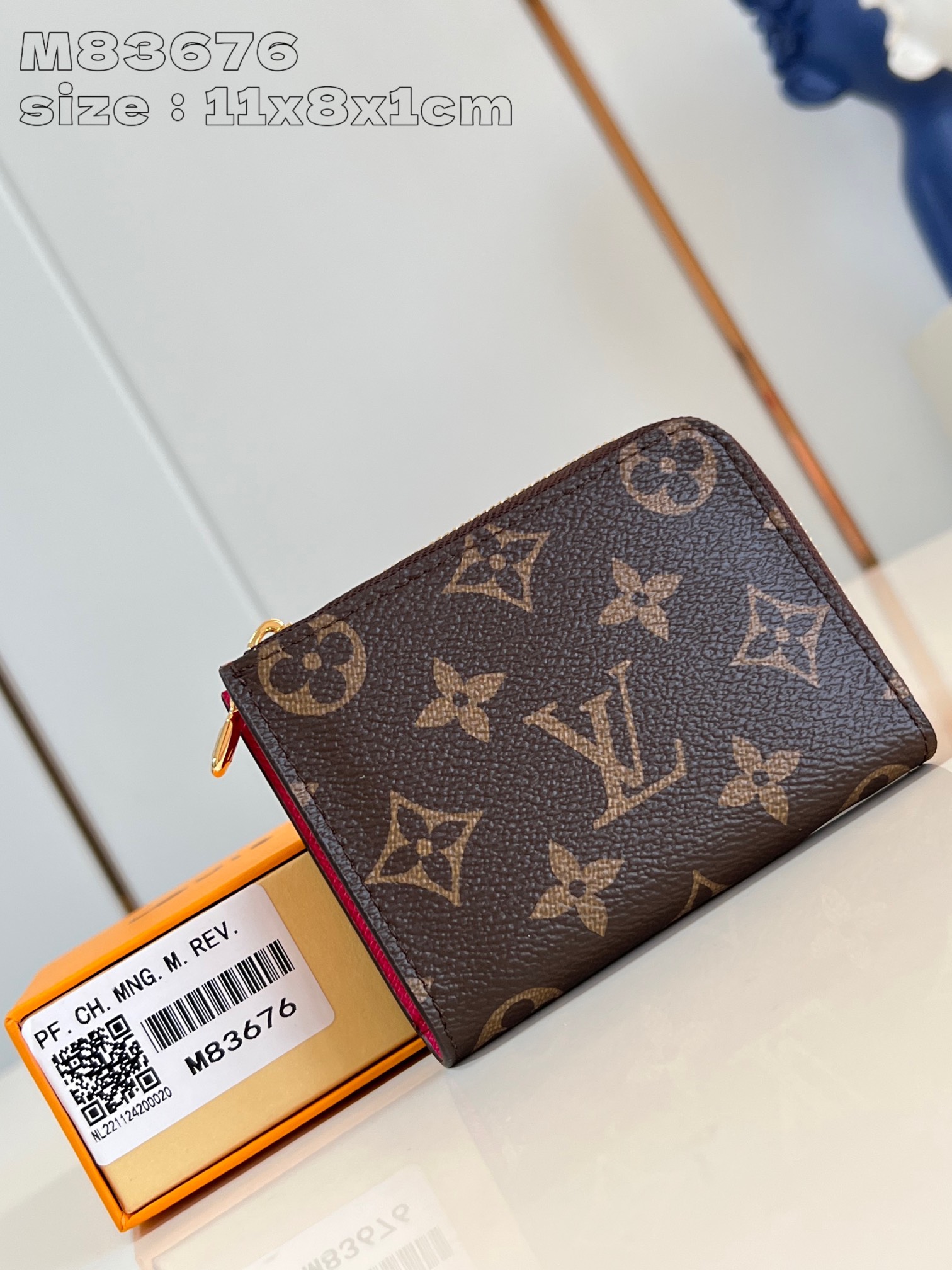 NO:403008,【Exclusive real photo M83676 purple and red】This Noa small wallet is made of Louis Vuitton's classic Monogram canvas, with a small square design and a unique L-shaped zipper, while the inner layer is also equipped with a colorful leather lining. The wallet has six business card mezzanines, and a spacious folding pocket. 11 x 8.5 x 1.5 cm (length x height x width) C.200, LV [original leather], louis vuitton, louis vuitton19860909【独家实拍 M83676紫红】這款Noa小型錢包以路易威登的經典Monogram帆布製作,採用小巧的正方形設計,並設有別具特色的L型拉鏈為,而內層更設有彩色皮革襯裡.錢包設有六個名片夾層,以及寬敞的摺疊口袋.11 x 8.5 x 1.5厘米 (長度 x 高度 x 闊度） C.200,LV【原厂皮】,louis vuitton,louis vuitton,Bag
