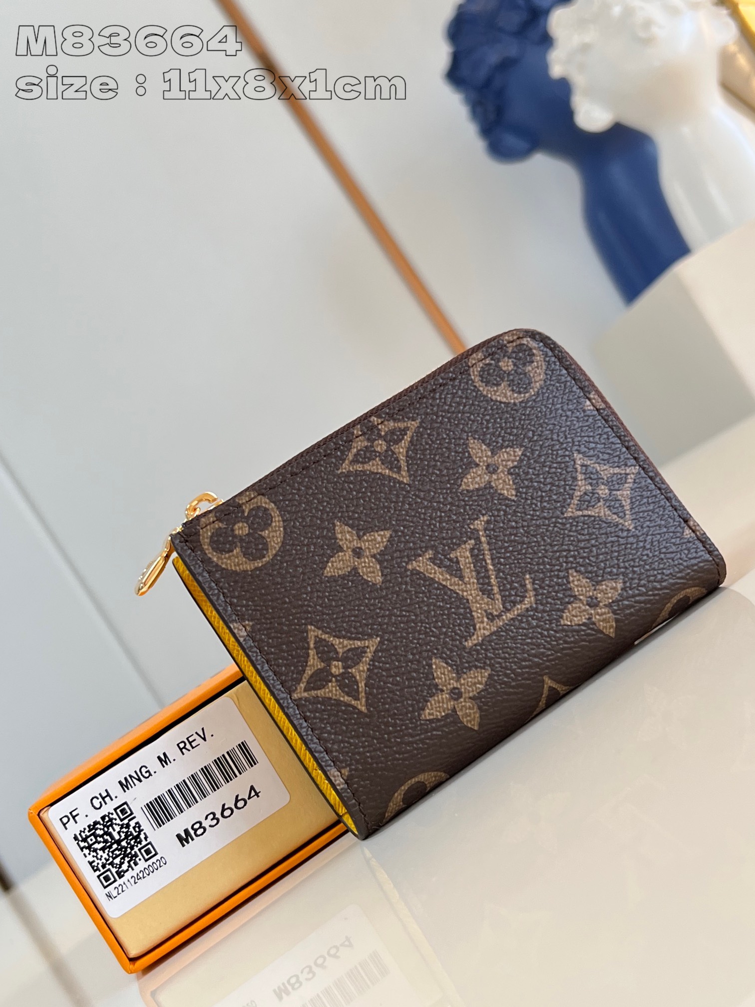 NO:403010,【Exclusive real photo M83664 yellow】This Noa small wallet is made of Louis Vuitton's classic Monogram canvas, with a small square design and a unique L-shaped zipper, while the inner layer is also equipped with a colorful leather lining. The wallet has six business card mezzanines, and a spacious folding pocket. 11 x 8.5 x 1.5 cm (length x height x width) C.200, LV [original leather], louis vuitton, louis vuitton19860909【独家实拍 M83664黄】這款Noa小型錢包以路易威登的經典Monogram帆布製作,採用小巧的正方形設計,並設有別具特色的L型拉鏈為,而內層更設有彩色皮革襯裡.錢包設有六個名片夾層,以及寬敞的摺疊口袋.11 x 8.5 x 1.5厘米 (長度 x 高度 x 闊度） C.200,LV【原厂皮】,louis vuitton,louis vuitton,Bag