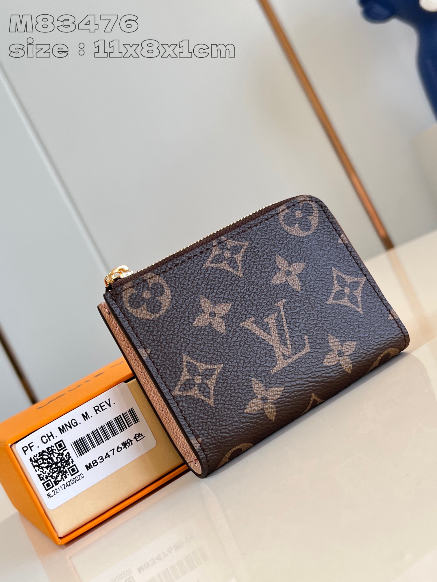 NO:403014,【Exclusive real photo M83476 powder】This Noa small wallet is made of Louis Vuitton's classic Monogram canvas, with a small square design and a unique L-shaped zipper, while the inner layer is also equipped with a colorful leather lining. The wallet has six business card mezzanines, and a spacious folding pocket. 11 x 8.5 x 1.5 cm (length x height x width) C.200, LV [original leather], louis vuitton, louis vuitton19860909【独家实拍 M83476粉】這款Noa小型錢包以路易威登的經典Monogram帆布製作,採用小巧的正方形設計,並設有別具特色的L型拉鏈為,而內層更設有彩色皮革襯裡.錢包設有六個名片夾層,以及寬敞的摺疊口袋.11 x 8.5 x 1.5厘米 (長度 x 高度 x 闊度） C.200,LV【原厂皮】,louis vuitton,louis vuitton,Bag