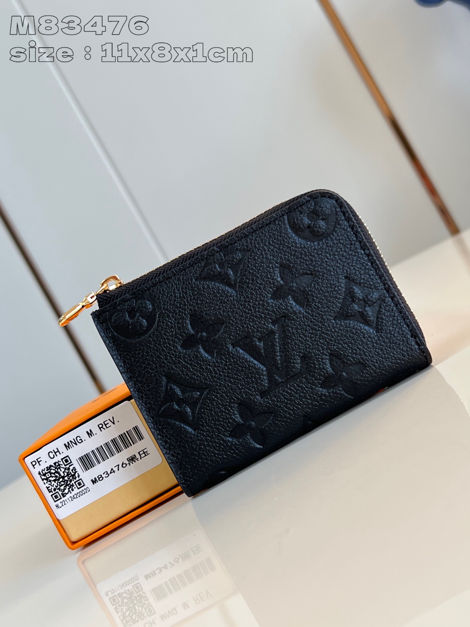 NO:403018,【Exclusive real photo M83476 black embossed】This Noa small wallet is made of Louis Vuitton's classic Monogram embossed, with a small square design and a unique L-shaped zipper, while the inner layer is also equipped with a colorful leather lining. The wallet has six business card mezzanines and a spacious folding pocket. 11 x 8.5 x 1.5 cm (length x height x width) C.220, LV [original leather], louis vuitton, louis vuitton19860909【独家实拍 M83476黑压花】這款Noa小型錢包以路易威登的經典Monogram 压纹製作,採用小巧的正方形設計,並設有別具特色的L型拉鏈為,而內層更設有彩色皮革襯裡.錢包設有六個名片夾層,以及寬敞的摺疊口袋.11 x 8.5 x 1.5厘米 (長度 x 高度 x 闊度） C.220,LV【原厂皮】,louis vuitton,louis vuitton,Bag