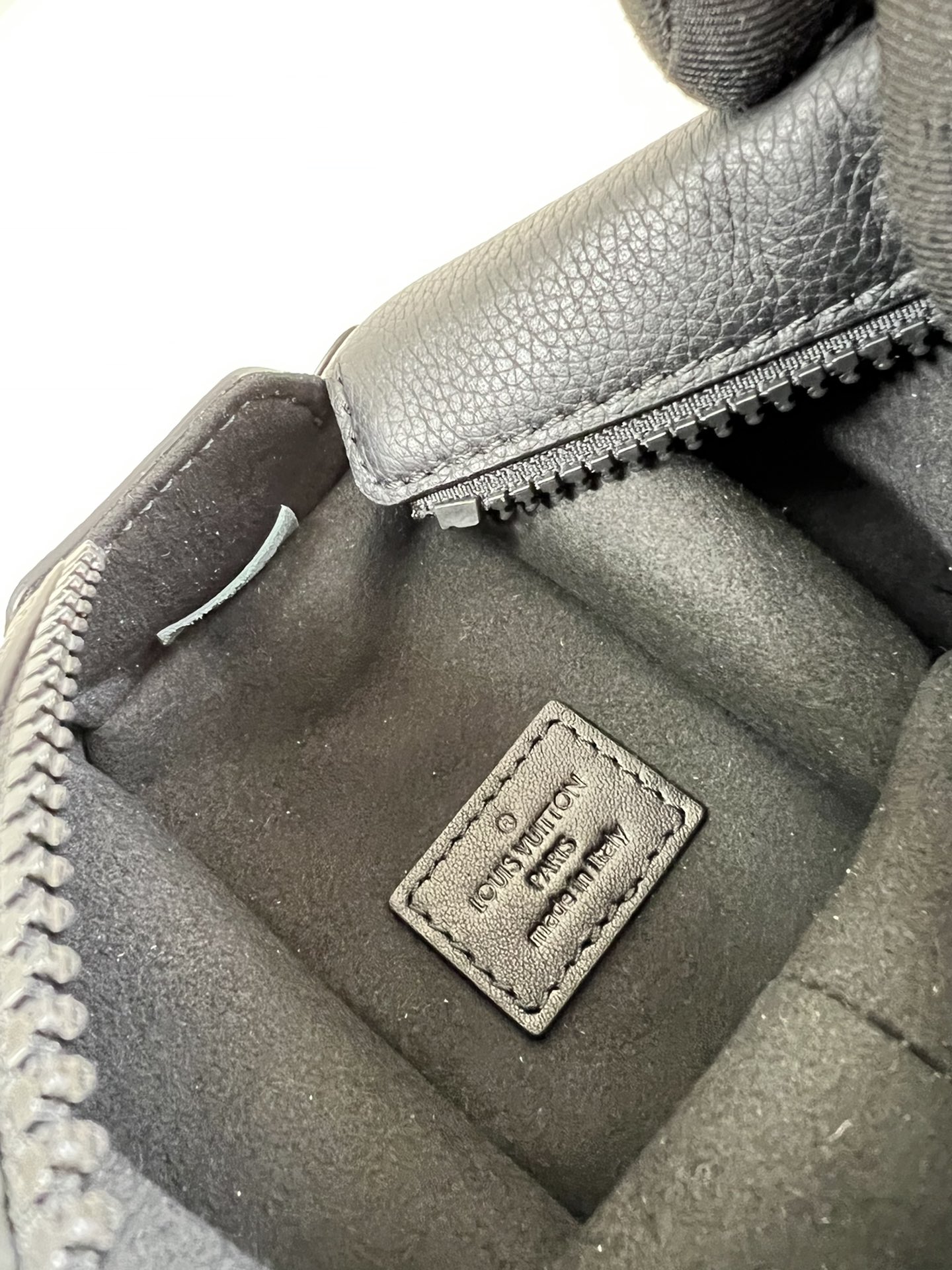 【顶级原单 M25160纯黑 】M24309 本款 Side Trunk 中号手袋出自创意总监 Nico