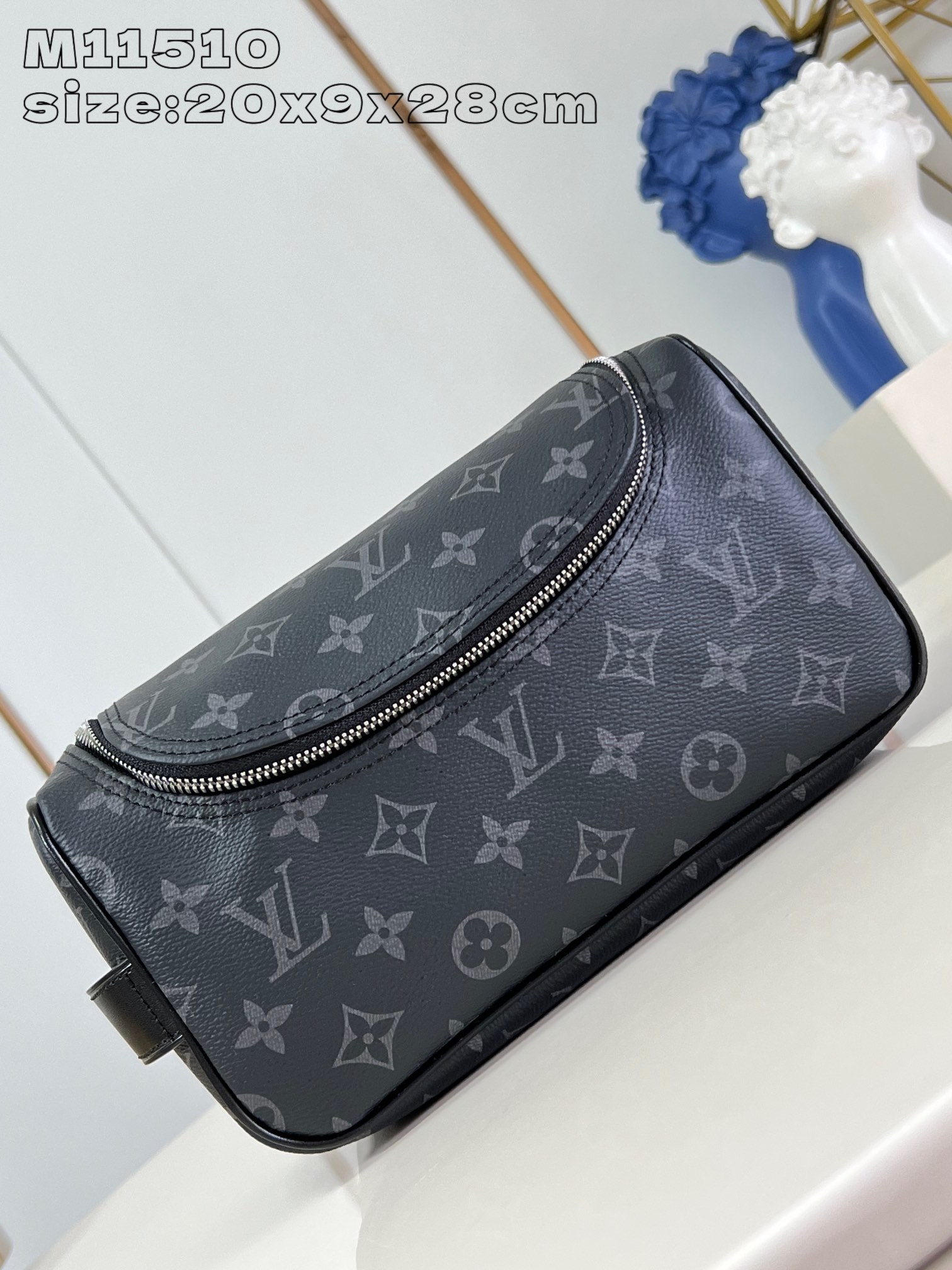 NO:403226,【Exclusive real photo M11510 black flower】This dressing bag is made of Damier Graphite canvas, which is very rough. The practical elastic lining can keep the bottle upright. 20 x 9.3 x 28 cm (height x width x length) C.450,LV [original leather],louis vuitton19860909【独家实拍 M11510黑花】这款梳妆包采用Damier Graphite帆布制成,极具粗犷气息.实用的弹性内衬可保持瓶身直立.20 x 9.3 x 28厘米 (高 x 宽 x 长度) C.450,LV【原厂皮】,louis vuitton,Bag