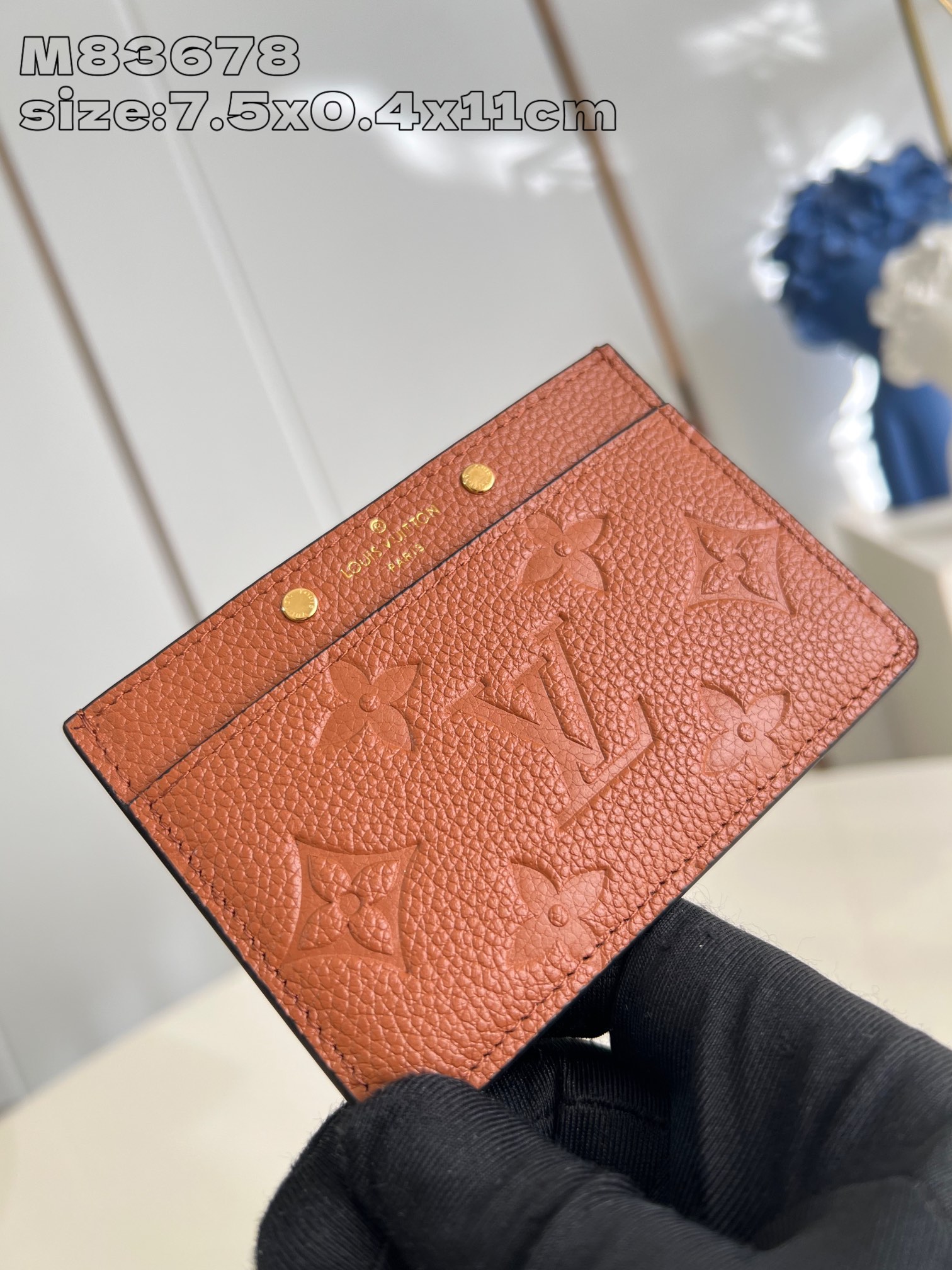 NO:403342,[Exclusive real photo M83678 embossed] This card clip is a Monogram Empreinte leather embossed classic Monogram pattern, embossed with Louis Vuitton Paris logo embossed. The elegant configuration is equipped with a large central mezzanine and an outer mezzanine. 7.5 x 0.4 x 11 cm (height x width x length) C.200, LV [original leather], louis vuitton, louis vuitton19860909【独家实拍 M83678压花】本款卡夹为 Monogram Empreinte 皮革压印经典 Monogram 图案,点缀路易威登巴黎标识压纹.雅致构型设有大号中央夹层和外夹层.7.5 x 0.4 x 11厘 (高 x 宽 x 长度) C.200,LV【原厂皮】,louis vuitton,louis vuitton,Bag