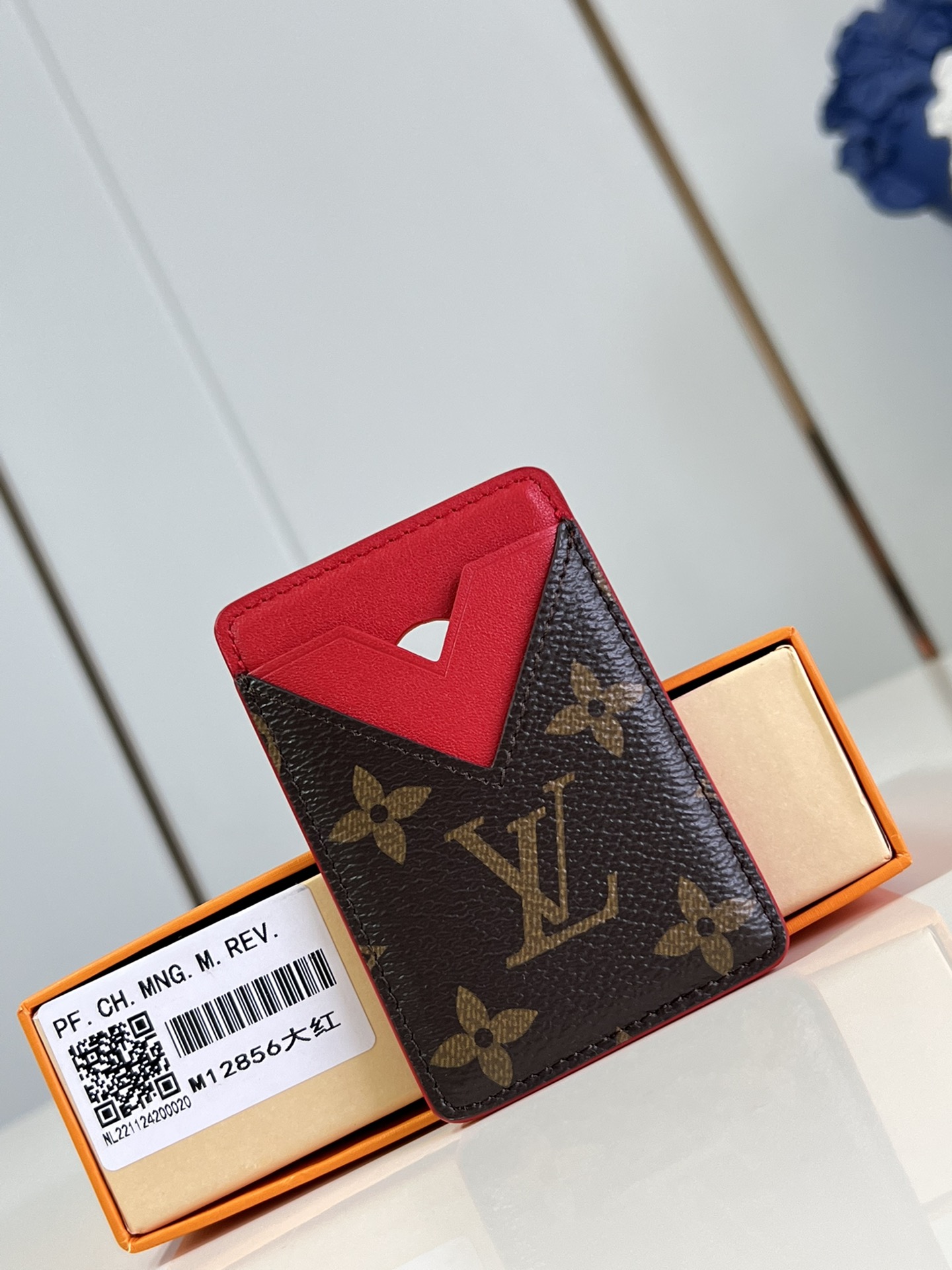 NO:403416,【Exclusive real photo M12856 big red】This magnetic card clip is made of Monogram Macassar canvas, which uses bright leather lining and V-shaped card mezzanine to release a striking style, allowing you to store credit and transportation cards safely. It has an integrated magnet, which can be easily fixed to iPhone models using MagSafe magnetic technology. 9.5 x 0.5 x 6.5 cm (height x width x length) C.220, LV [original leather], louis vuitton19860909【独家实拍 M12856大红】本款磁吸式卡夹取材 Monogram Macassar 帆布,以明丽皮革内衬和 V 型卡片夹层释放醒目格调,可稳妥存放信用卡和交通卡.内设一体式磁铁,可轻松固定在采用 MagSafe 磁吸技术的 iPhone 机型上.9.5 x 0.5 x 6.5厘米 (高 x 宽 x 长度) C.220,LV【原厂皮】,louis vuitton,Bag