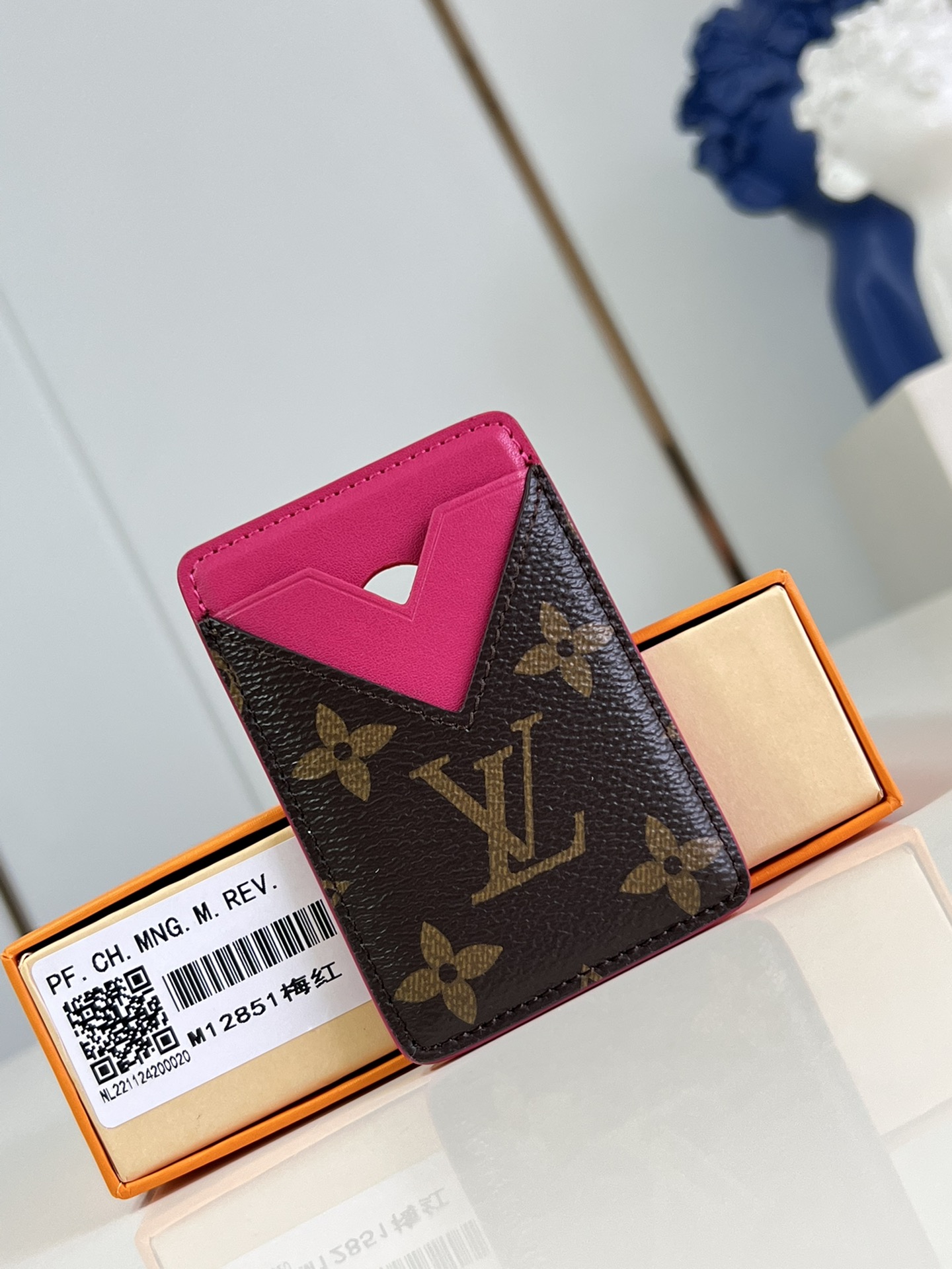 NO:403421,【Exclusive real photo M12851 Meihong】This magnetic card clip is made of Monogram Macassar canvas, which uses bright leather lining and V-shaped card mezzanine to release a striking style, allowing you to store credit and transportation cards safely. It has an integrated magnet, which can be easily fixed to iPhone models using MagSafe magnetic technology. 9.5 x 0.5 x 6.5 cm (height x width x length) C.220, LV [original leather], louis vuitton19860909【独家实拍 M12851梅红】本款磁吸式卡夹取材 Monogram Macassar 帆布,以明丽皮革内衬和 V 型卡片夹层释放醒目格调,可稳妥存放信用卡和交通卡.内设一体式磁铁,可轻松固定在采用 MagSafe 磁吸技术的 iPhone 机型上.9.5 x 0.5 x 6.5厘米 (高 x 宽 x 长度) C.220,LV【原厂皮】,louis vuitton,Bag