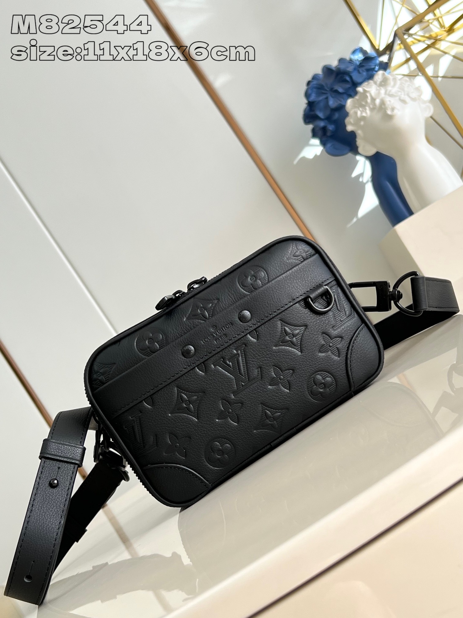 NO:403419,【Exclusive real photo M82544 black embossing】Nano Alpha handbag is made of Monogram Shadow leather implicitly imprinted Monogram pattern, allowing the compact configuration to show elegant style. The rivet elements are marked with brand imprints, the zipper compartment and outer patch pockets are easy to store daily needs, and the removable and adjustable leather shoulder straps are comfortable to carry. 11 x 18.5 x 6.5 cm (length x height x width) E.650,LV [original leather],louis vuitton,loro piana19860909【独家实拍 M82544黑压花】Nano Alpha 手袋为 Monogram Shadow 皮革含蓄压印 Monogram 图案,令紧凑构型展露儒雅风度.铆钉元素标注品牌印记,拉链隔层和外贴袋便于收纳日常所需,可拆卸并调节的皮革肩带实现舒适背携.11 x 18.5 x 6.5厘米 (长度 x 高 x 宽) E.650,LV【原厂皮】,louis vuitton,loro piana,Bag