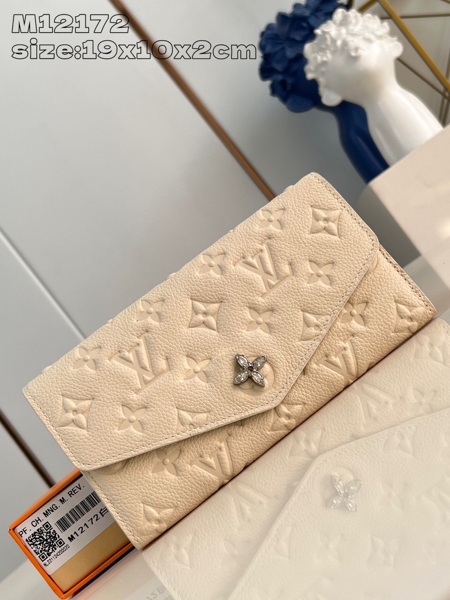 顶级原单M12172白作为路易威登经典设计之一Sarah钱夹融合Monogram帆布与粒面皮革内衬再现信
