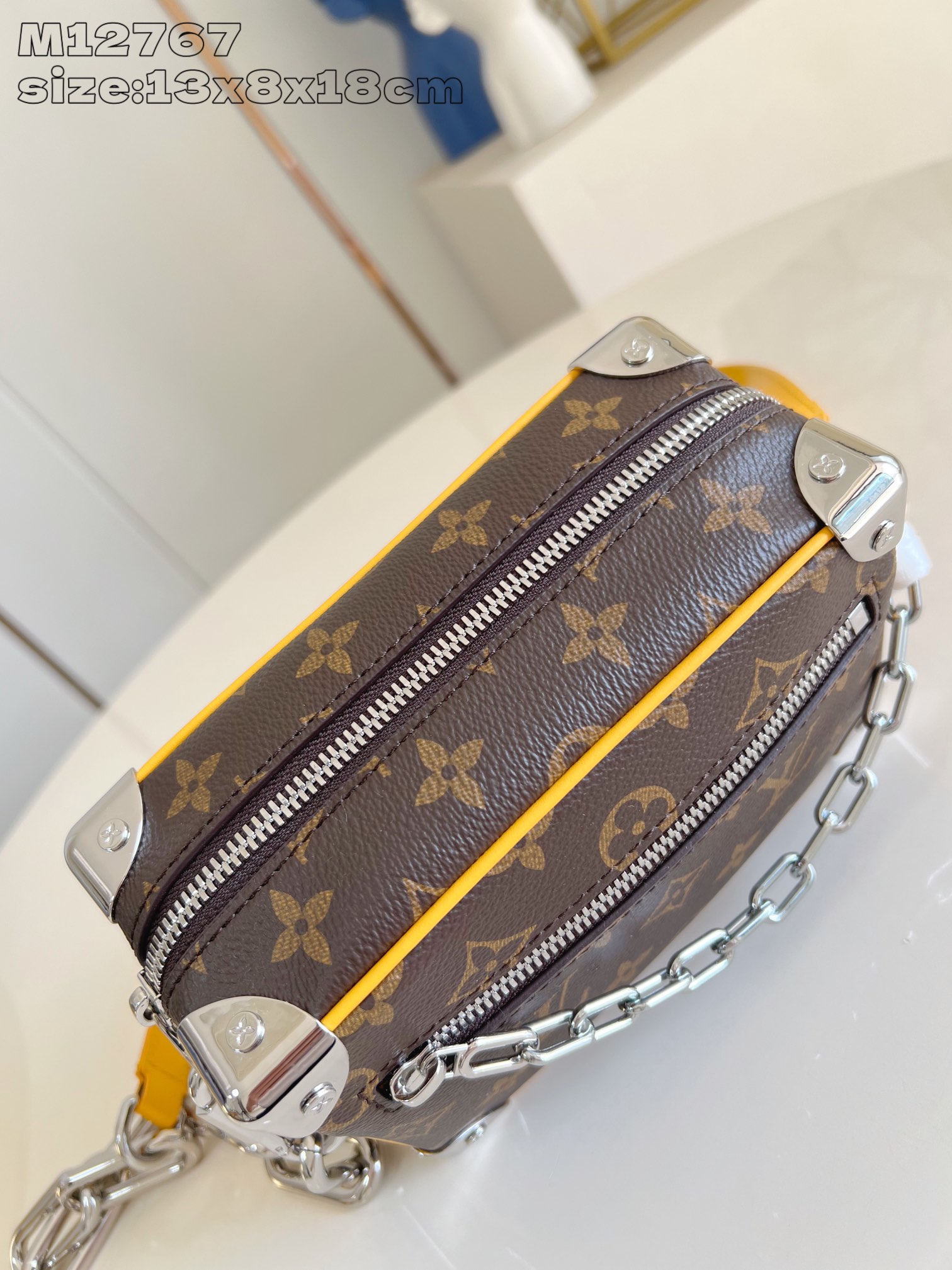 【顶级原单 M12767 】本款 Mini Soft Trunk 手袋以金属件点缀 Monogram M