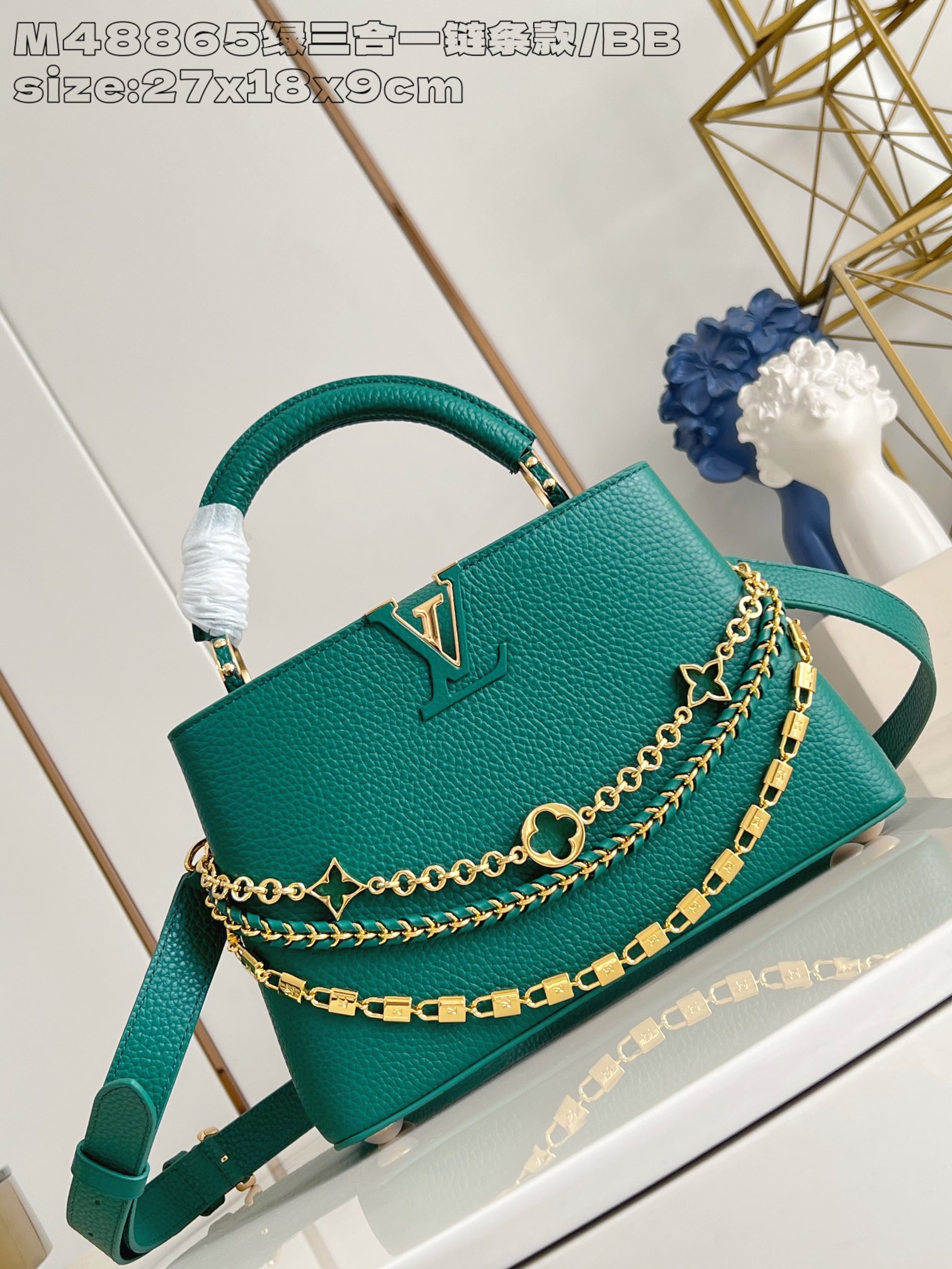 NO:403926,[Exclusive real photo M48865 green three-in-one chain terms/small] This Capucines BB handbag comes from the Trilogy series, conveying elegant style with Taurillon cowhide leather and dazzling metal parts. The gorgeous chain is embellished with mini padlocks and enamel Monogram flowers. The flap can be used for external or in-house opening multiple pockets, exquisite design to achieve multiple carrying experiences. 17.3 x 9 x 27 cm (height x width x length) N.1400,LV [original leather],louis vuitton,cowhide19860909【独家实拍 M48865绿三合一链条款/小号】 本款 Capucines BB 手袋出自 Trilogy 系列,以 Taurillon 牛皮革和耀目金属件传递典雅风范.华美链条点缀迷你挂锁和珐琅 Monogram 花卉,可外置或内收的翻盖开启多重口袋,考究设计实现多种背携体验.17.3 x 9 x 27厘米 (高 x 宽 x 长度) N.1400,LV【原厂皮】,louis vuitton,cowhide,Bag