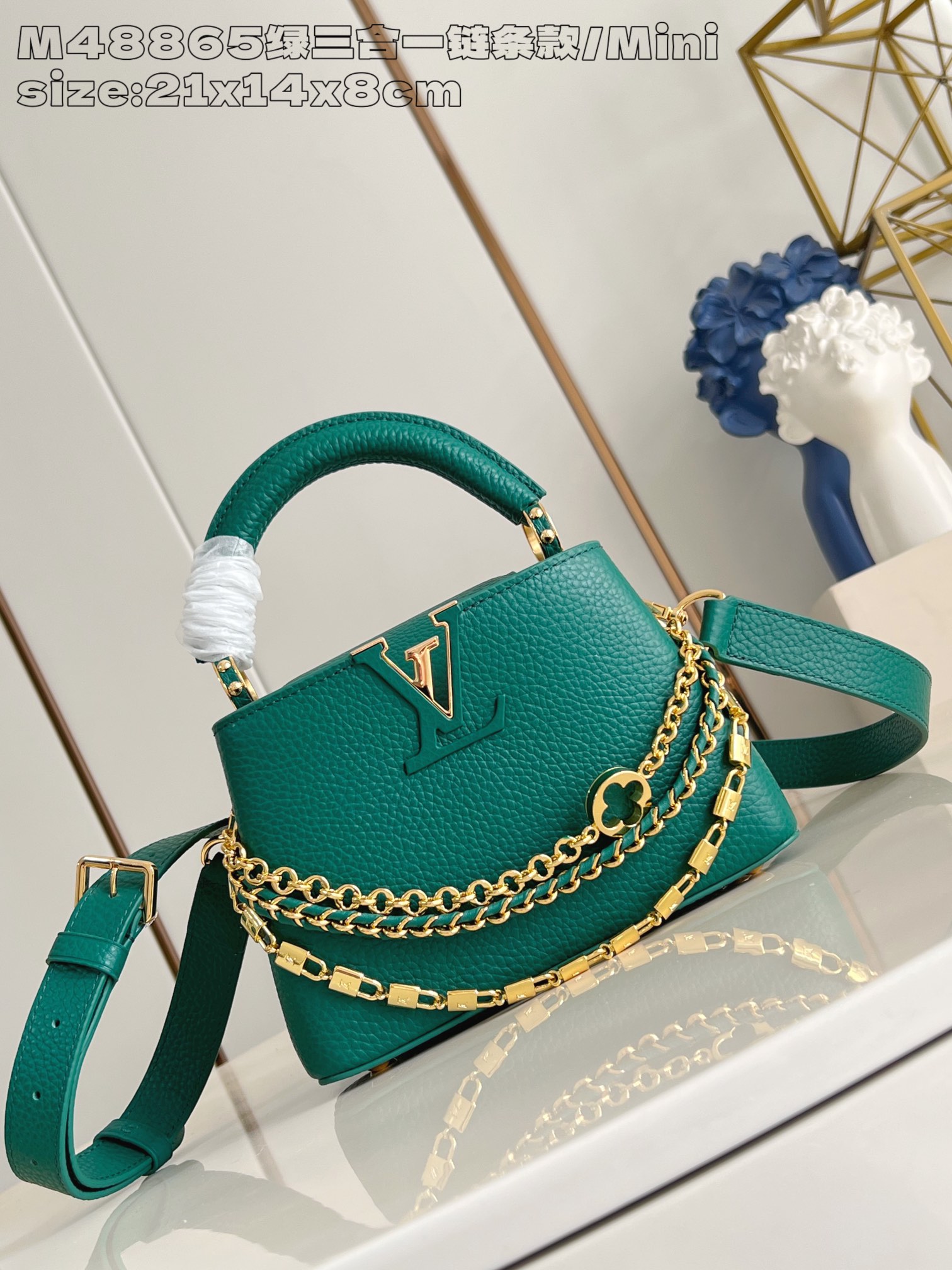 NO:403932,【Exclusive real photo M48865 green three-in-one chain terms/mini】 This Capucines mini handbag comes from the Trilogy series, conveying elegant style with Taurillon cowhide leather and dazzling metal parts. The gorgeous chain is embellished with mini padlocks and enamel Monogram flowers, and can be opened with exterior or in-house flip cover to open multiple pockets, exquisite design to achieve multiple carrying experiences. 13.6 x 8 x 21 cm (height x width x length) N.1300,LV [original leather],louis vuitton,cowhide19860909【独家实拍 M48865绿三合一链条款/迷你】 本款 Capucines mini 手袋出自 Trilogy 系列,以 Taurillon 牛皮革和耀目金属件传递典雅风范.华美链条点缀迷你挂锁和珐琅 Monogram 花卉,可外置或内收的翻盖开启多重口袋,考究设计实现多种背携体验.13.6 x 8 x 21厘米 (高 x 宽 x 长度) N.1300,LV【原厂皮】,louis vuitton,cowhide,Bag