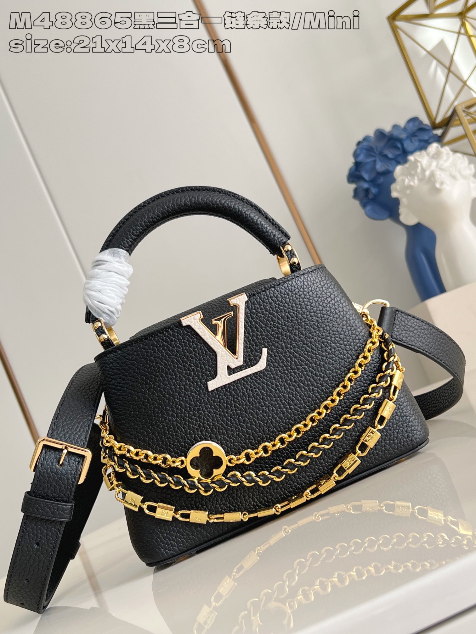 NO:403894,【Exclusive real photo M48865 black three-in-one chain terms/mini】 This Capucines mini handbag comes from the Trilogy series, conveying elegant style with Taurillon cowhide leather and dazzling metal parts. The gorgeous chain is embellished with mini padlocks and enamel Monogram flowers. The flap can be used for external or in-house opening multiple pockets, exquisite design to achieve multiple carrying experiences. 13.6 x 8 x 21 cm (height x width x length) N.1300,LV [original leather],louis vuitton,cowhide19860909【独家实拍 M48865黑三合一链条款/迷你】 本款 Capucines mini 手袋出自 Trilogy 系列,以 Taurillon 牛皮革和耀目金属件传递典雅风范.华美链条点缀迷你挂锁和珐琅 Monogram 花卉,可外置或内收的翻盖开启多重口袋,考究设计实现多种背携体验.13.6 x 8 x 21厘米 (高 x 宽 x 长度) N.1300,LV【原厂皮】,louis vuitton,cowhide,Bag