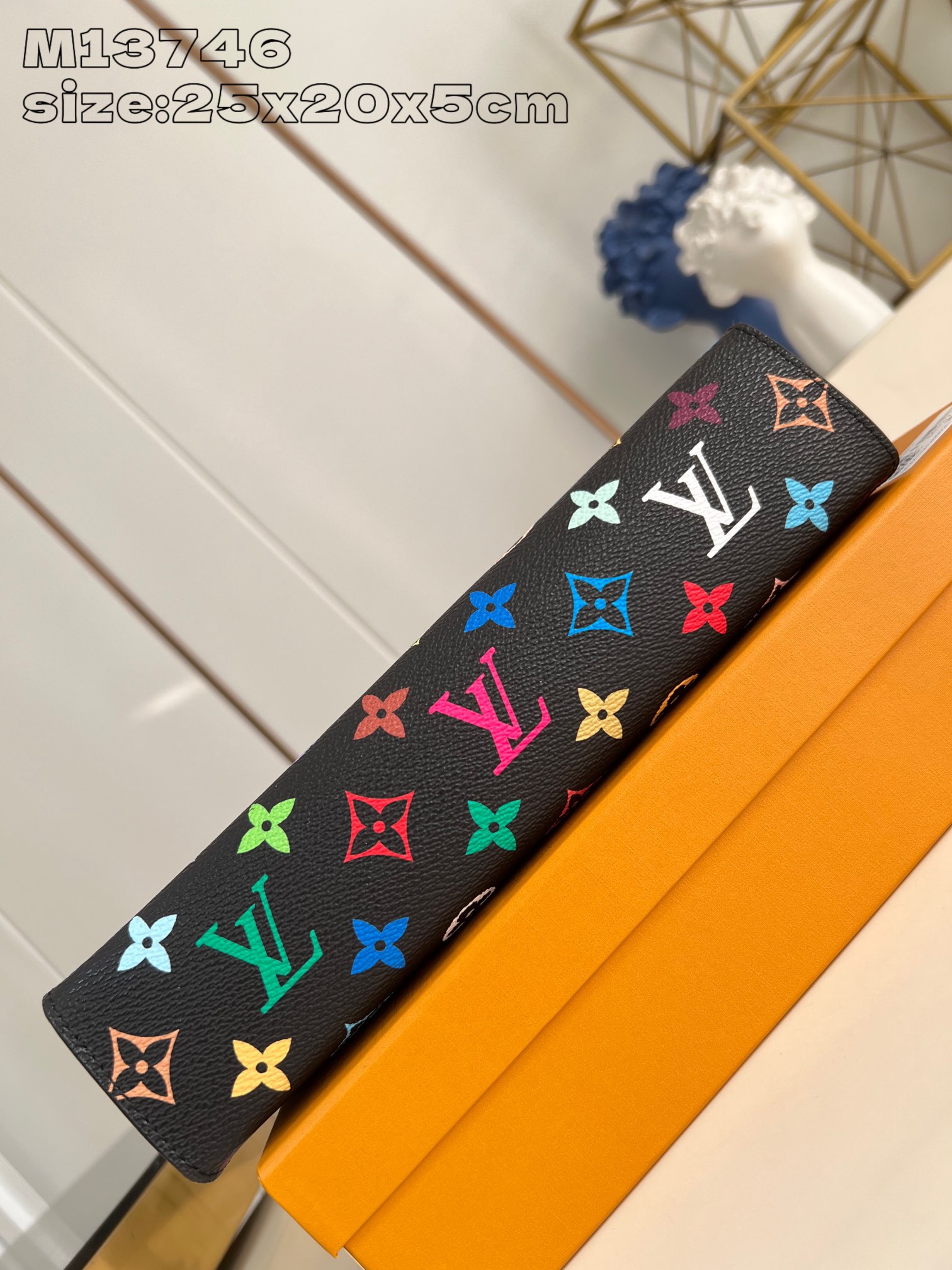 【顶级原单 M13746黑彩 】這款必備的Toiletry Pouch飾以復刻版Louis Vuitto