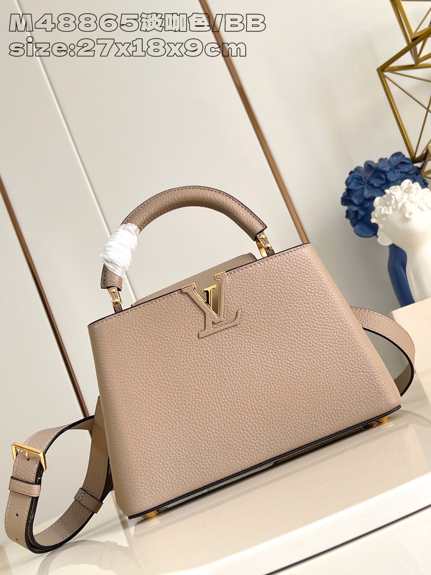 NO:403896,【Exclusive real photo M48865 light brown/small】M24736 Capucines series handbags were born in 2013 and named after the Paris street where Louis Vuitton first opened its store in 1854. This Capucines BB handbag uses full-grain Taurillon cowhide, bringing together multiple brand elements. The leather-covered LV letters are like jewelry handle rings inherit the classic hard box design, and the unique flip blooms Monogram flowers. Tie the shoulder straps, and the hand-held crossbody switches at will. 17.3 x 9 x 27 cm (height x width x length) N.1050,LV [original leather],louis vuitton,louis vuitton,cowhide19860909【独家实拍 M48865淡咖色/小号】M24736 Capucines 系列手袋诞生于 2013 年,以 1854 年路易威登初次开设门店的巴黎街道命名.此款 Capucines BB 手袋选用全粒面 Taurillon 牛皮革,汇聚多重品牌元素.皮革包覆 LV 字母,宛如珠宝的手柄环承袭经典硬箱设计,别致翻盖绽放 Monogram 花卉.系上肩带,手提斜挎随心切换.17.3 x 9 x 27厘米 (高 x 宽 x 长度) N.1050,LV【原厂皮】,louis vuitton,louis vuitton,cowhide,Bag