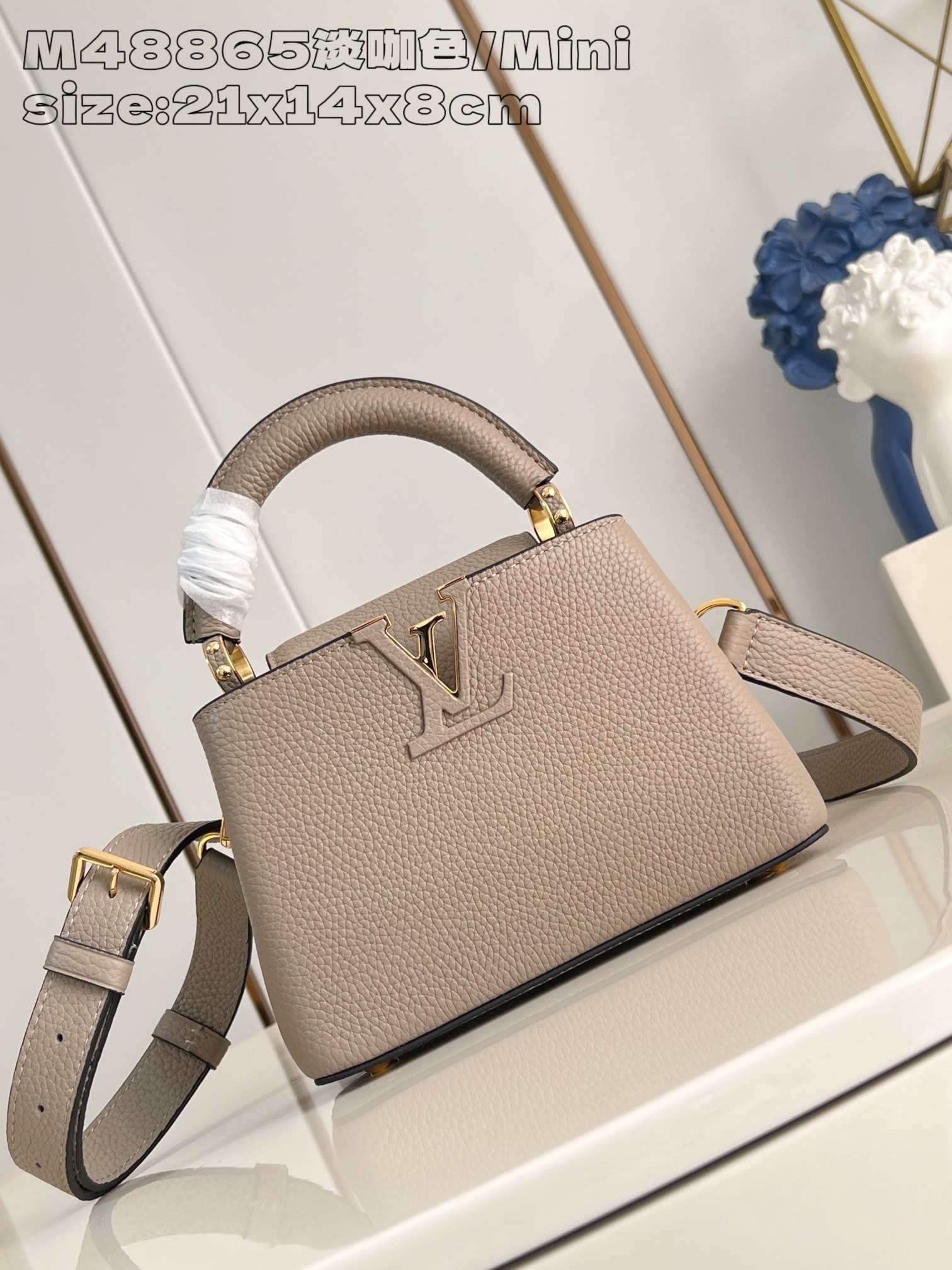 NO:403900,【Exclusive real photo M48865 light brown/mini】 This Capucines mini handbag is made of Taurillon cowhide leather and perfect the attention design with handle ring and LV letters. The pocket size condenses the classic configuration, and the removable shoulder straps make for a comfortable shoulder and crossbody experience. 13.6 x 8 x 21 cm (height x width x length) N.950,LV [original leather],louis vuitton,cowhide19860909【独家实拍 M48865淡咖色/迷你】 本款 Capucines 迷你手袋为 Taurillon 牛皮革渲染浓郁色调,再以手柄环和 LV 字母完善瞩目设计.袖珍尺寸浓缩经典构型,可拆卸肩带成就舒适肩背和斜挎体验.13.6 x 8 x 21厘米 (高 x 宽 x 长度) N.950,LV【原厂皮】,louis vuitton,cowhide,Bag