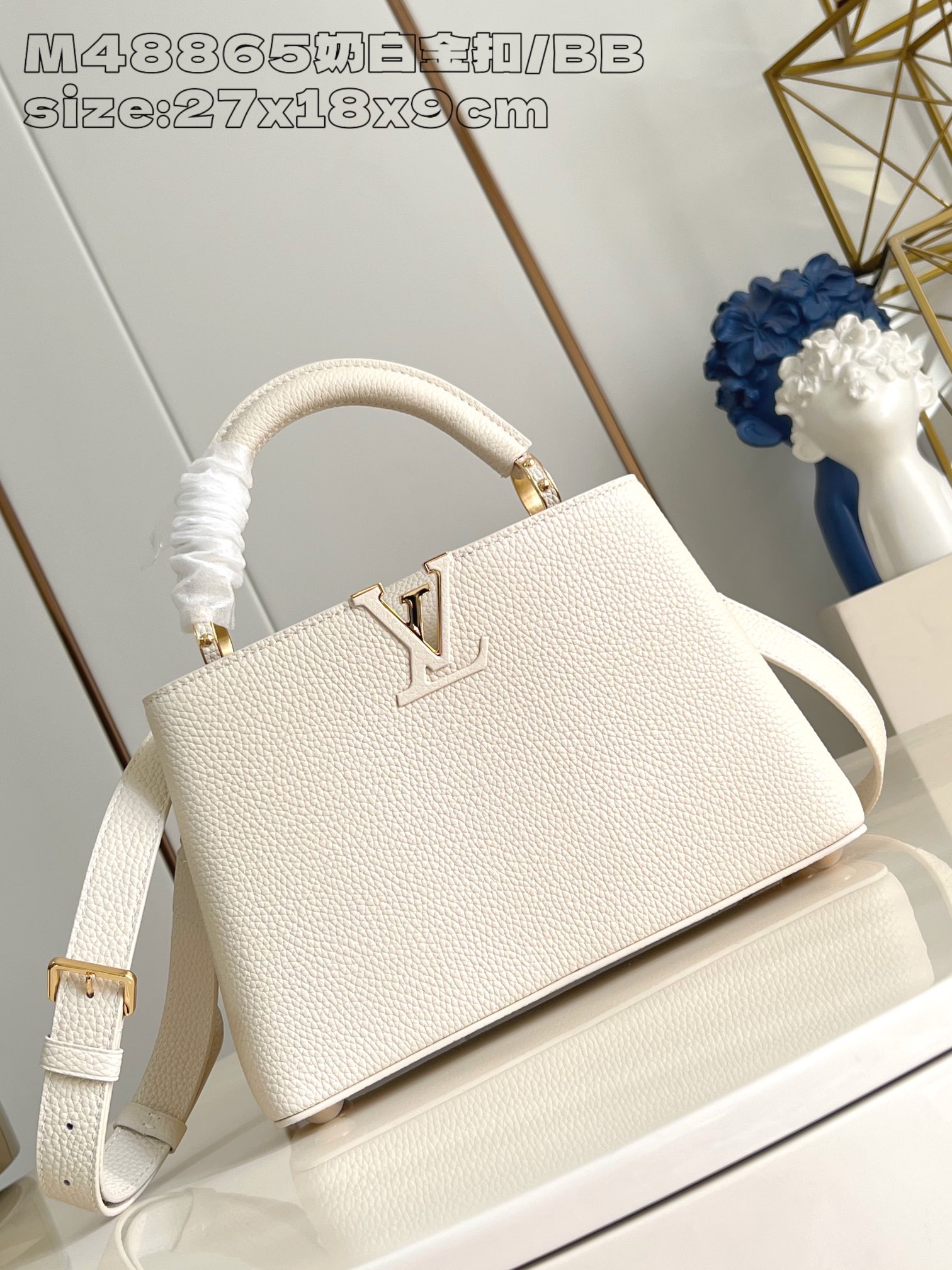 NO:403903,【Exclusive real photo M48865 milk platinum buckle/small】M25087 Capucines series handbags were born in 2013 and named after the Paris street where Louis Vuitton first opened its store in 1854. This Capucines BB handbag uses full-grain Taurillon cowhide, bringing together multiple brand elements. The leather-covered LV letters are like jewelry handle rings inherit the classic hard box design, and the unique flip blooms Monogram flowers. Tie the shoulder straps, and the hand-held crossbody switches at will. 17.3 x 9 x 27 cm (height x width x length) N.1050,LV [original leather],louis vuitton,louis vuitton,cowhide19860909【独家实拍 M48865奶白金扣/小号】M25087 Capucines 系列手袋诞生于 2013 年,以 1854 年路易威登初次开设门店的巴黎街道命名.此款 Capucines BB 手袋选用全粒面 Taurillon 牛皮革,汇聚多重品牌元素.皮革包覆 LV 字母,宛如珠宝的手柄环承袭经典硬箱设计,别致翻盖绽放 Monogram 花卉.系上肩带,手提斜挎随心切换.17.3 x 9 x 27厘米 (高 x 宽 x 长度) N.1050,LV【原厂皮】,louis vuitton,louis vuitton,cowhide,Bag