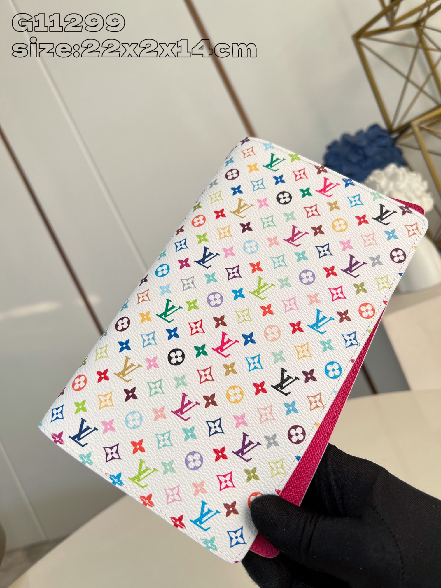 【顶级原单 G11299白彩 】本款 Emily 记事本封套出自路易威登 x 村上隆合作系列，以 Mon