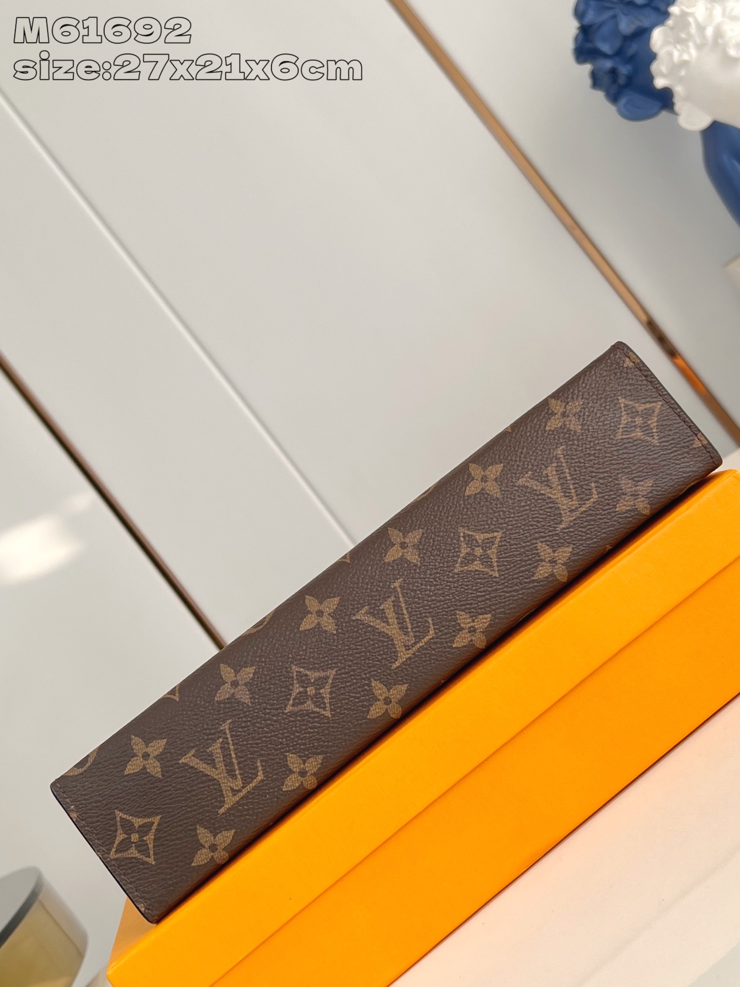 【顶级原单 M61692老花  】由全新标志性黑灰 Monogram Eclipse 帆布裁制而成，此款