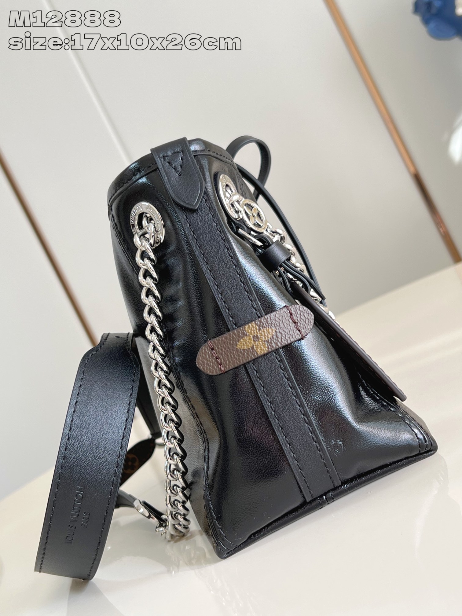 【顶级原单 M12888黑 】本款 CarryAll BB 手袋以利落线条勾勒丰盈轮廓，为经典羊皮革点缀