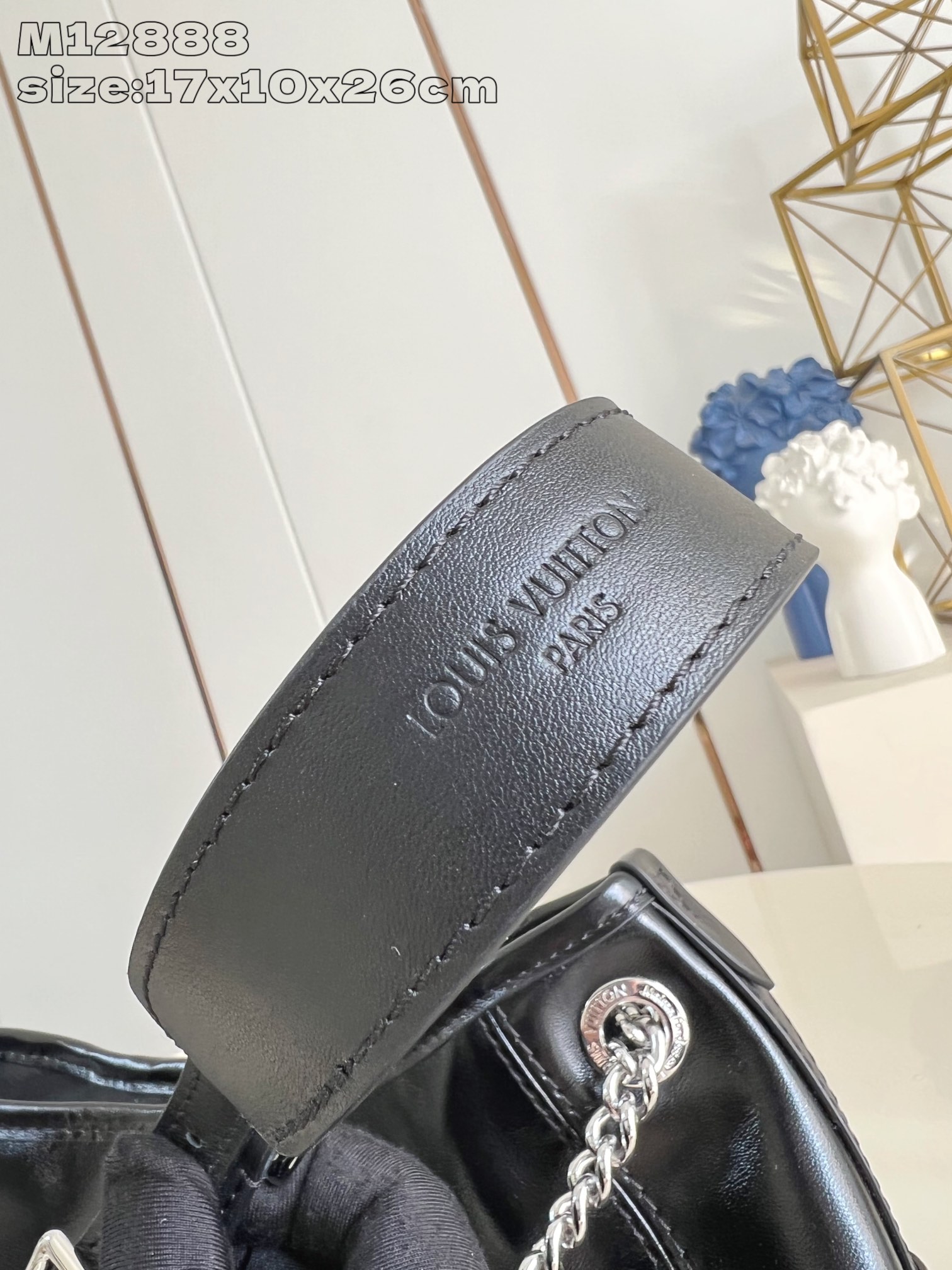 【顶级原单 M12888黑 】本款 CarryAll BB 手袋以利落线条勾勒丰盈轮廓，为经典羊皮革点缀