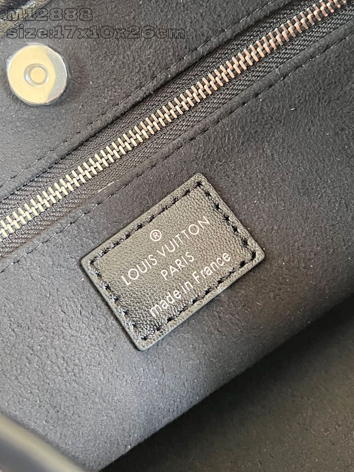 【顶级原单 M12888黑 】本款 CarryAll BB 手袋以利落线条勾勒丰盈轮廓，为经典羊皮革点缀
