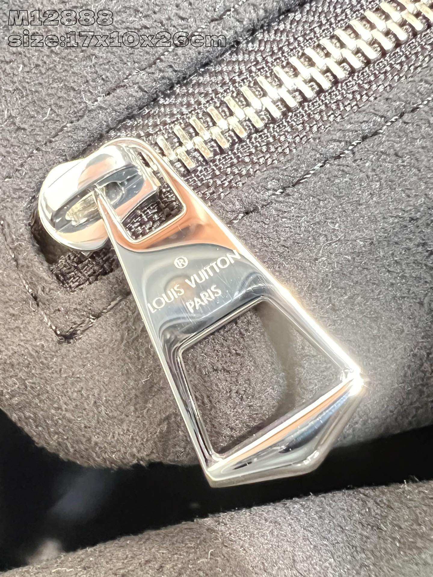 【顶级原单 M12888黑 】本款 CarryAll BB 手袋以利落线条勾勒丰盈轮廓，为经典羊皮革点缀