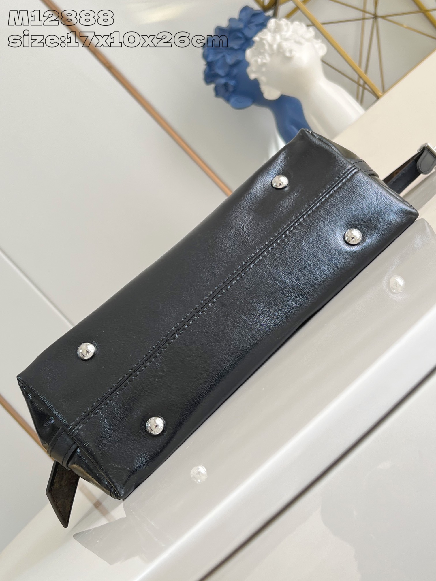 【顶级原单 M12888黑 】本款 CarryAll BB 手袋以利落线条勾勒丰盈轮廓，为经典羊皮革点缀