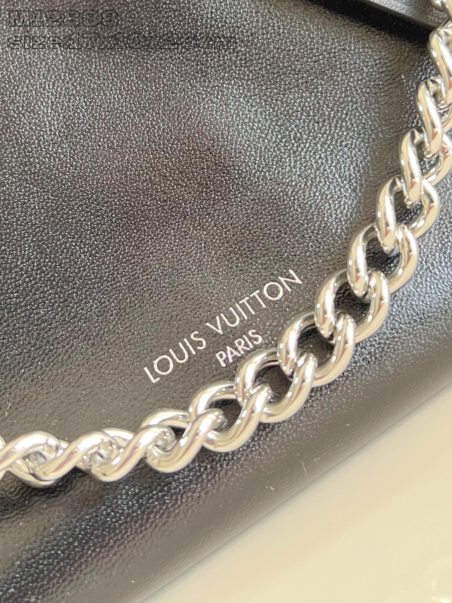 【顶级原单 M12888黑 】本款 CarryAll BB 手袋以利落线条勾勒丰盈轮廓，为经典羊皮革点缀
