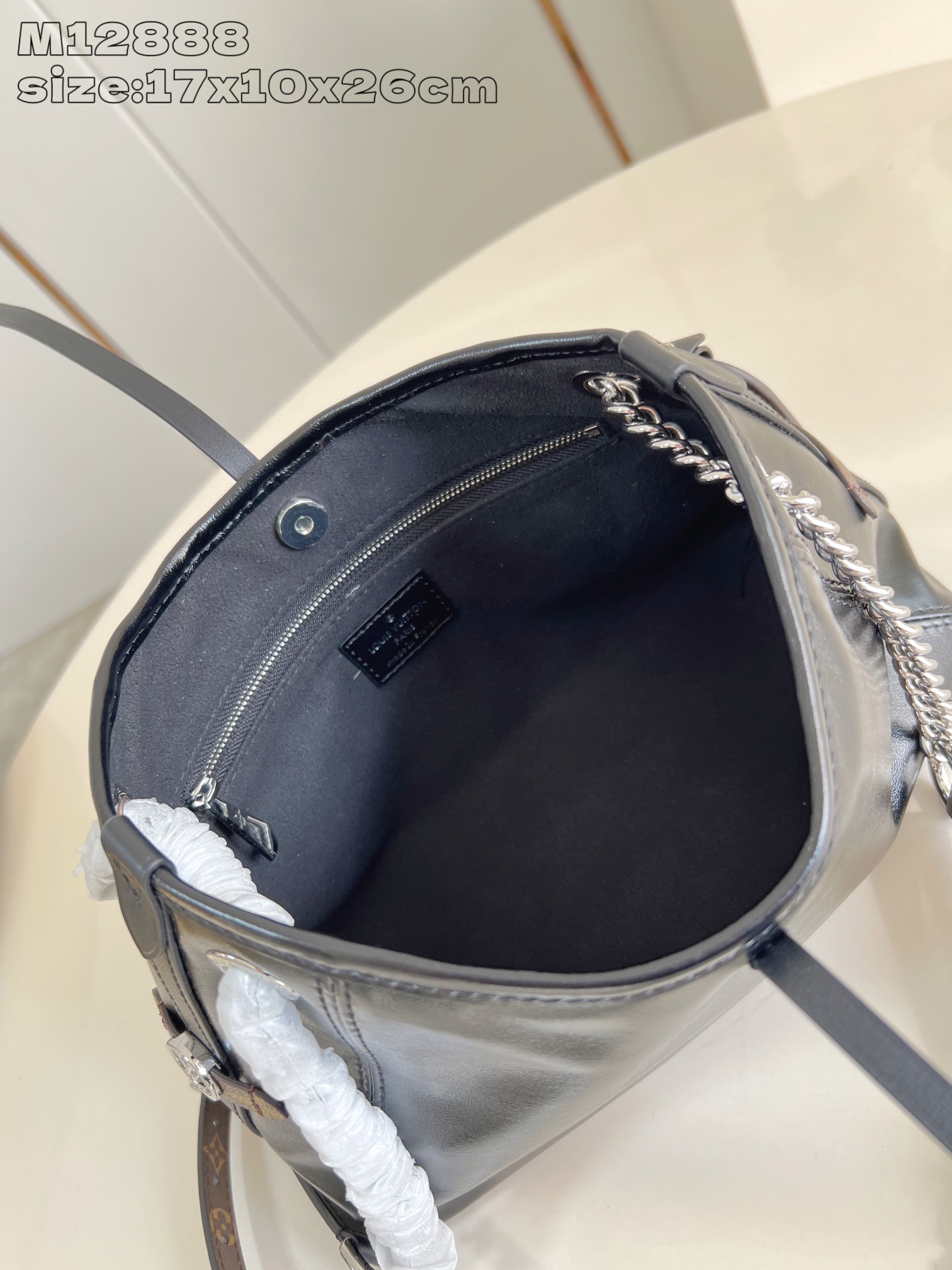 【顶级原单 M12888黑 】本款 CarryAll BB 手袋以利落线条勾勒丰盈轮廓，为经典羊皮革点缀
