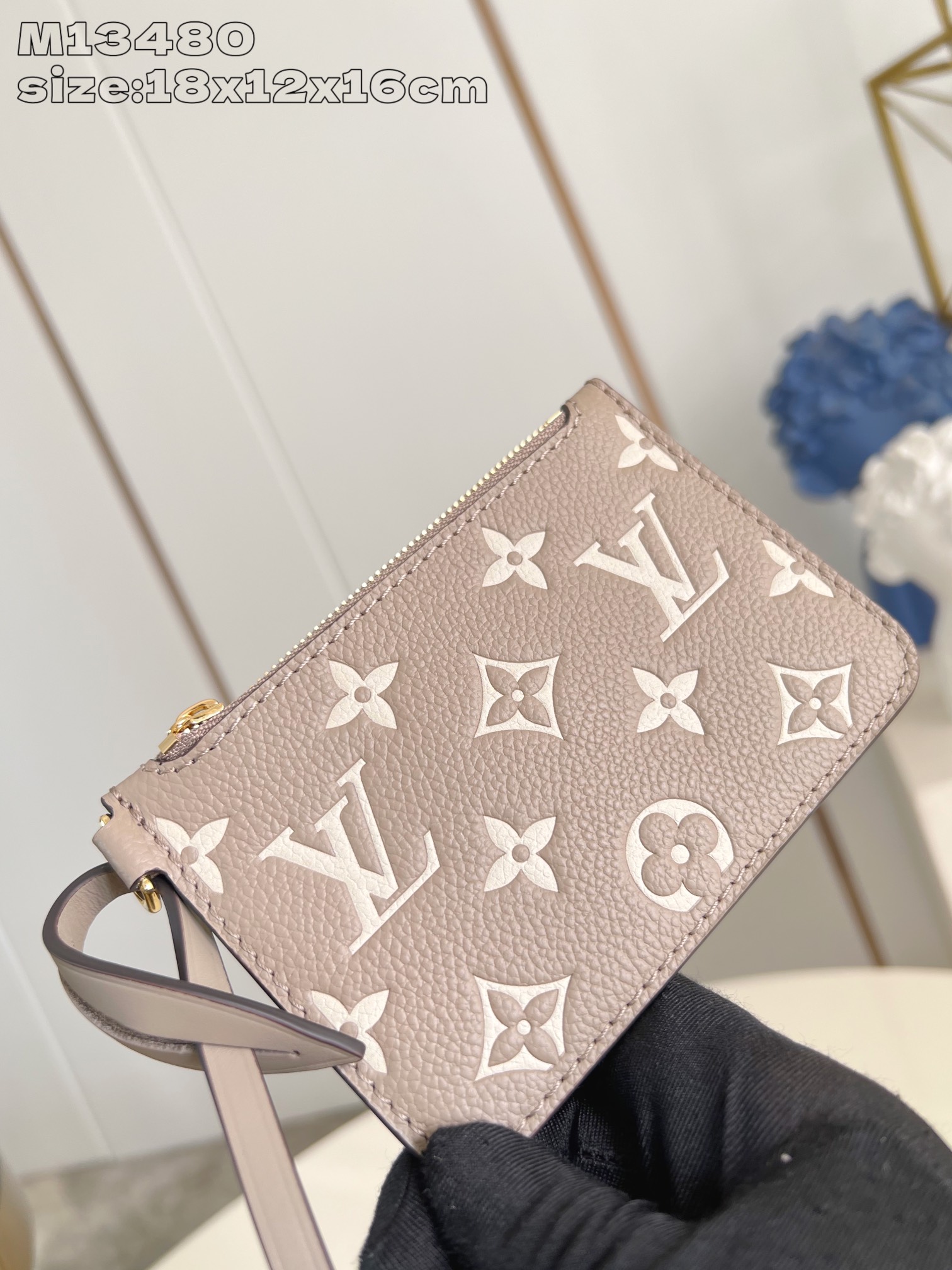 【顶级原单 M13480灰丝印 】M13045 本款 All In BB 手袋为 Monogram Em