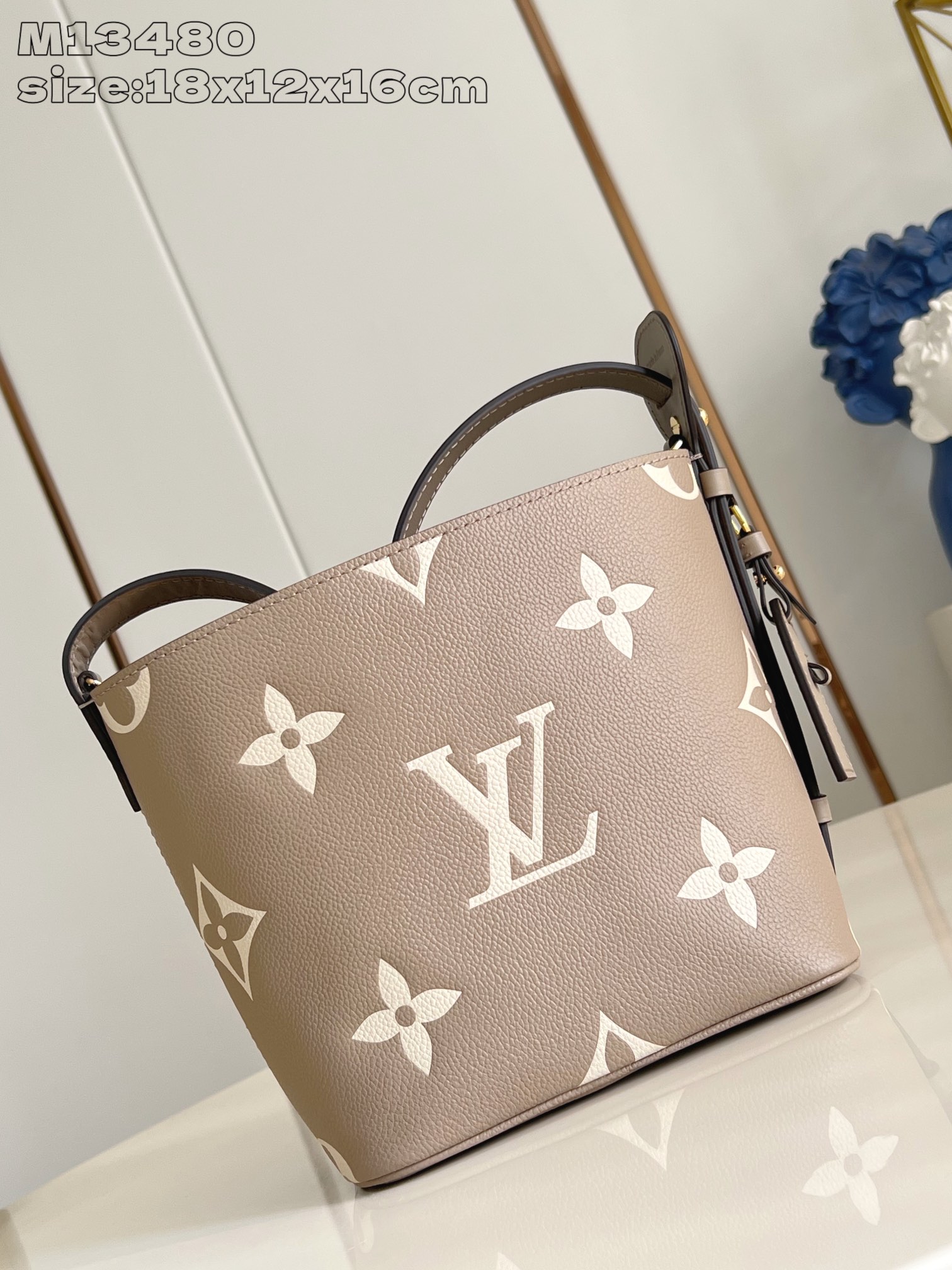 【顶级原单 M13480灰丝印 】M13045 本款 All In BB 手袋为 Monogram Em