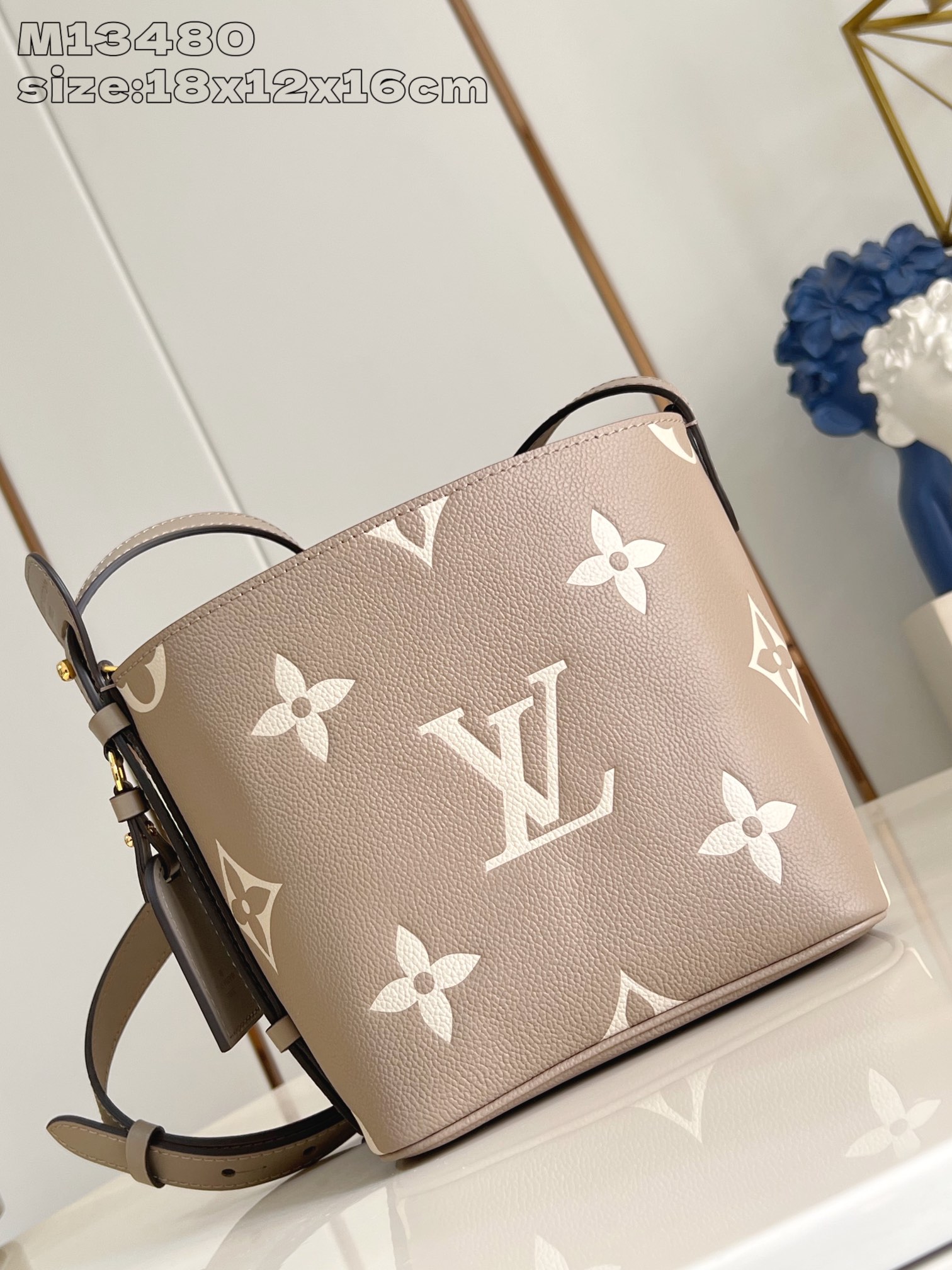 【顶级原单 M13480灰丝印 】M13045 本款 All In BB 手袋为 Monogram Em