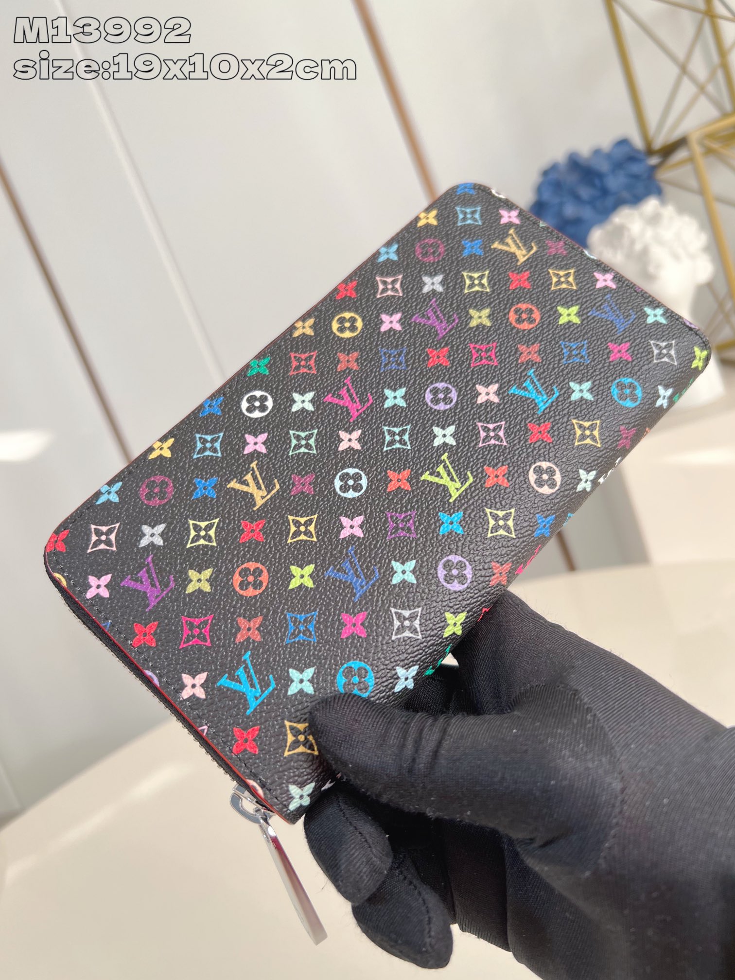 【顶级原单 M13992黑彩 】村上隆合作系列 本款 Zippy 拉链钱夹由 Monogram 帆布制成